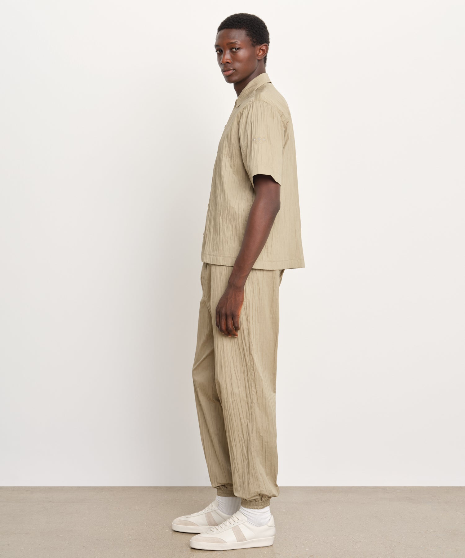 The model is 189 cm tall and is wearing a size 3 in Beige.