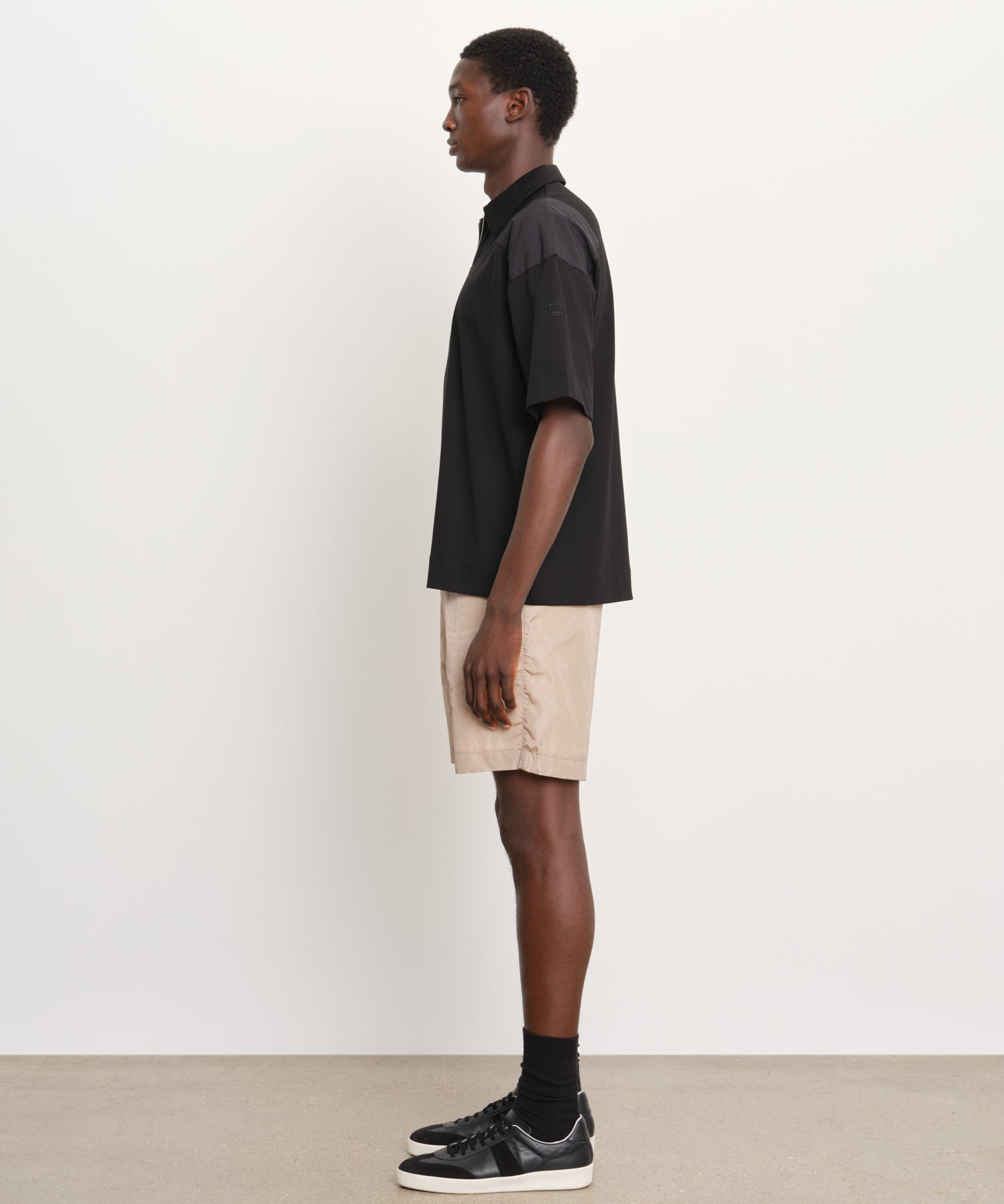 Il modello è alto 189 cm e indossa una taglia 3 in NERO.