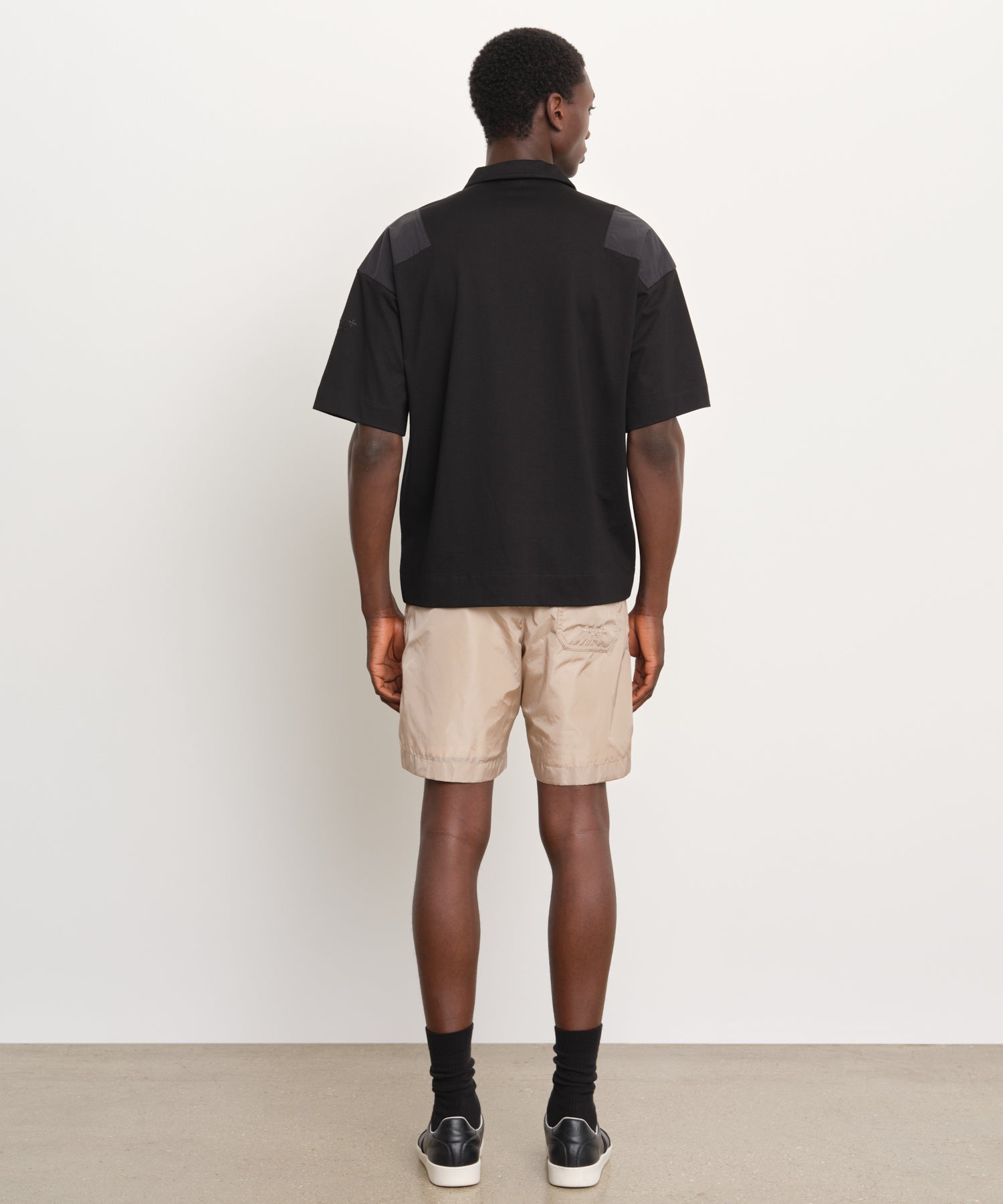 Il modello è alto 189 cm e indossa una taglia 3 in NERO.