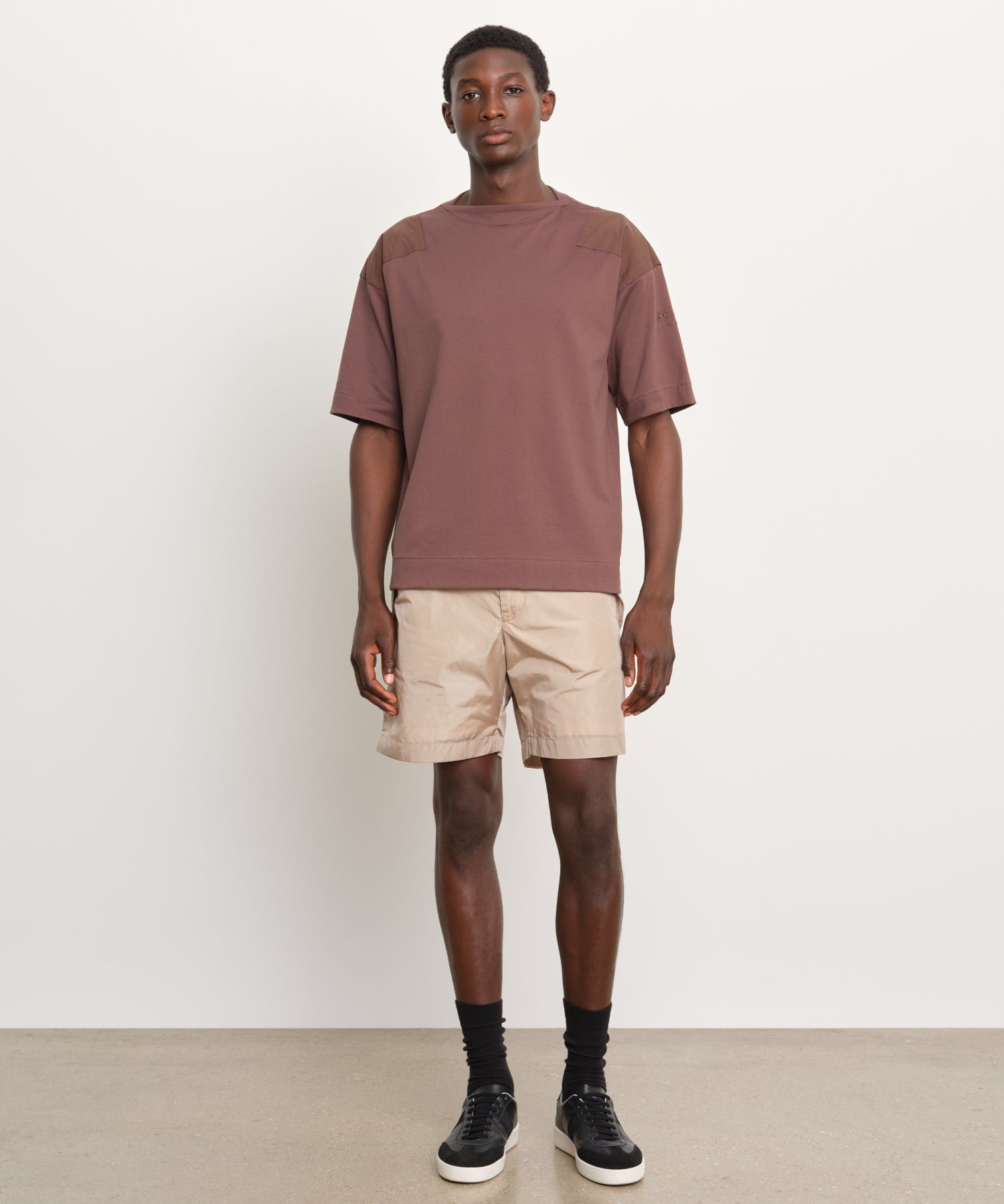 The model is 189 cm tall and is wearing a size 3 in BROWN.