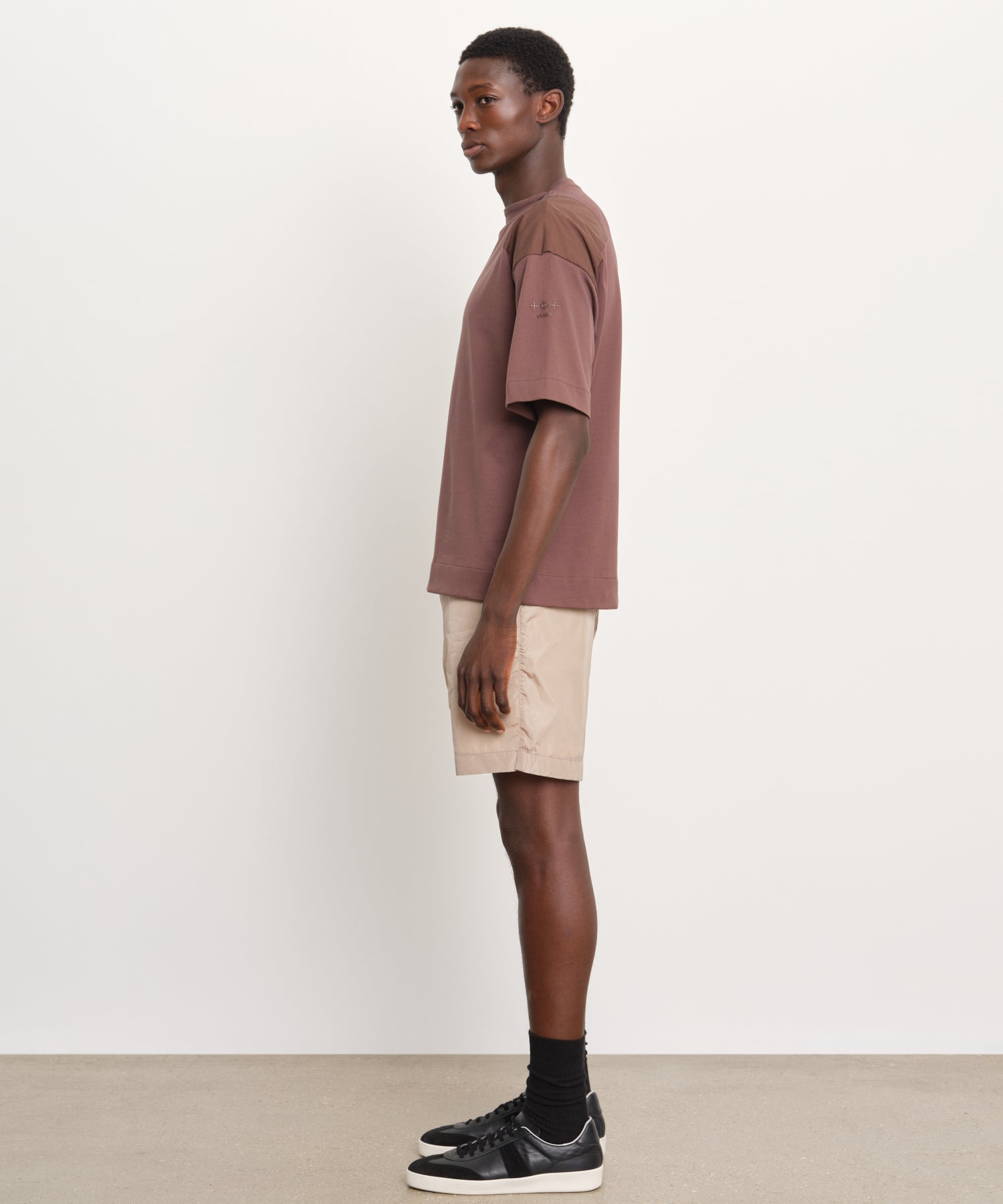 The model is 189 cm tall and is wearing a size 3 in BROWN.
