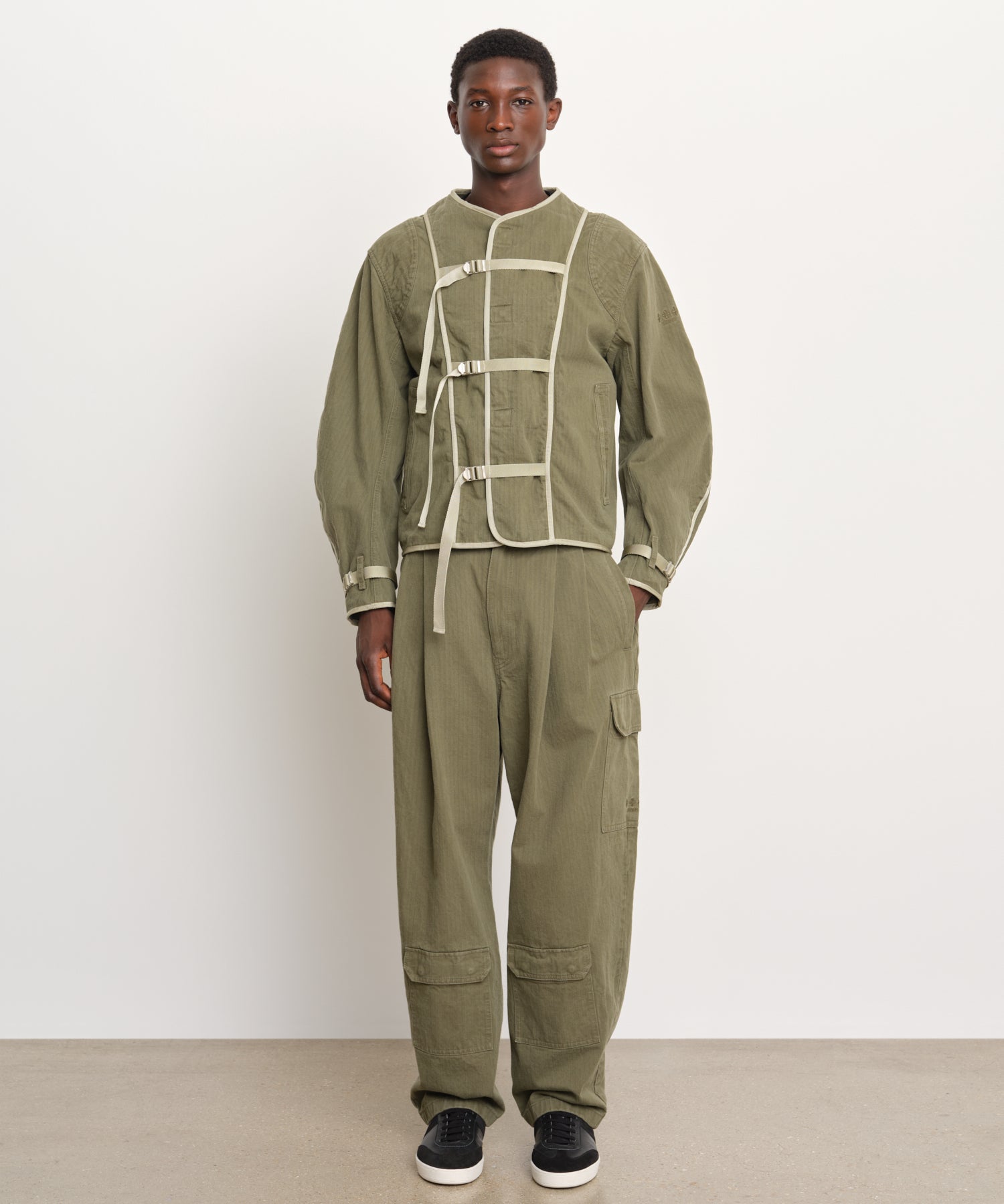 Il modello è alto 189 cm e indossa una taglia 3 nel kaki.