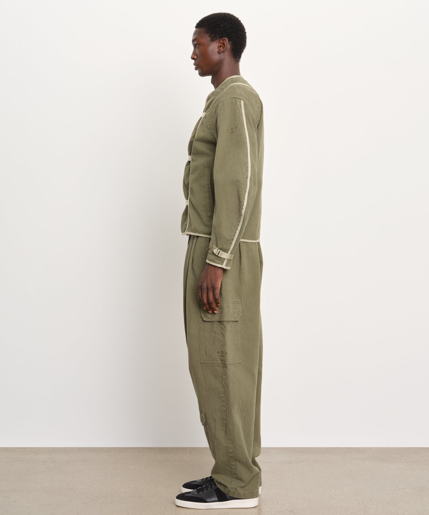 Il modello è alto 189 cm e indossa una taglia 3 nel kaki.