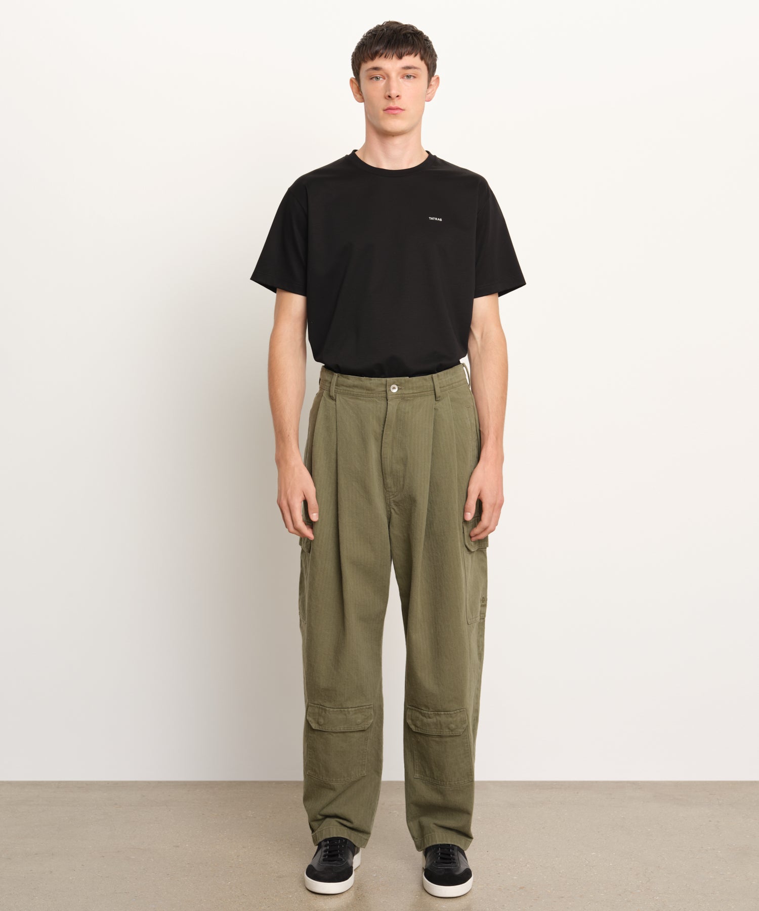 The model is 189 cm tall and is wearing a size 3 in Khaki.