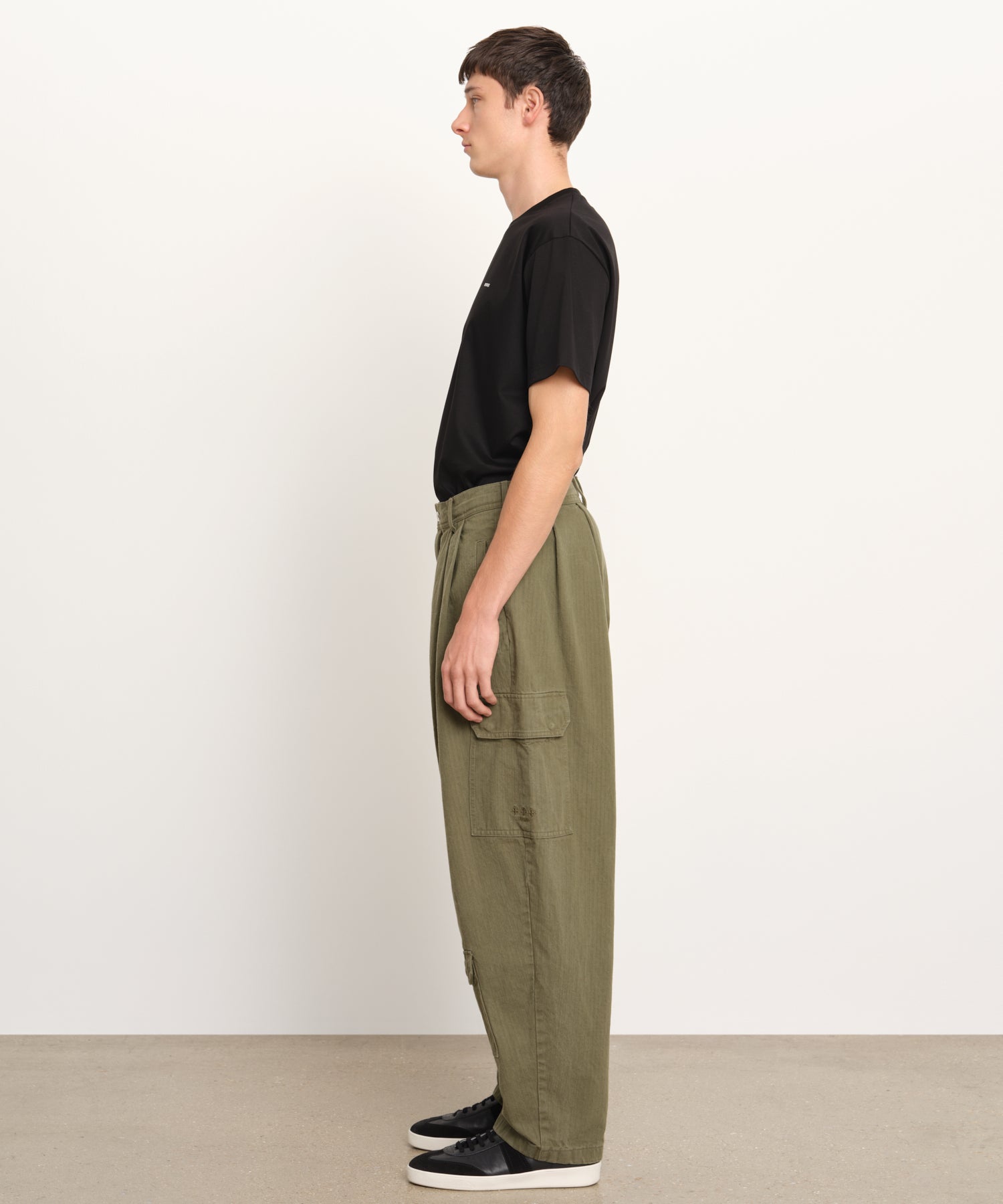 The model is 189 cm tall and is wearing a size 3 in Khaki.