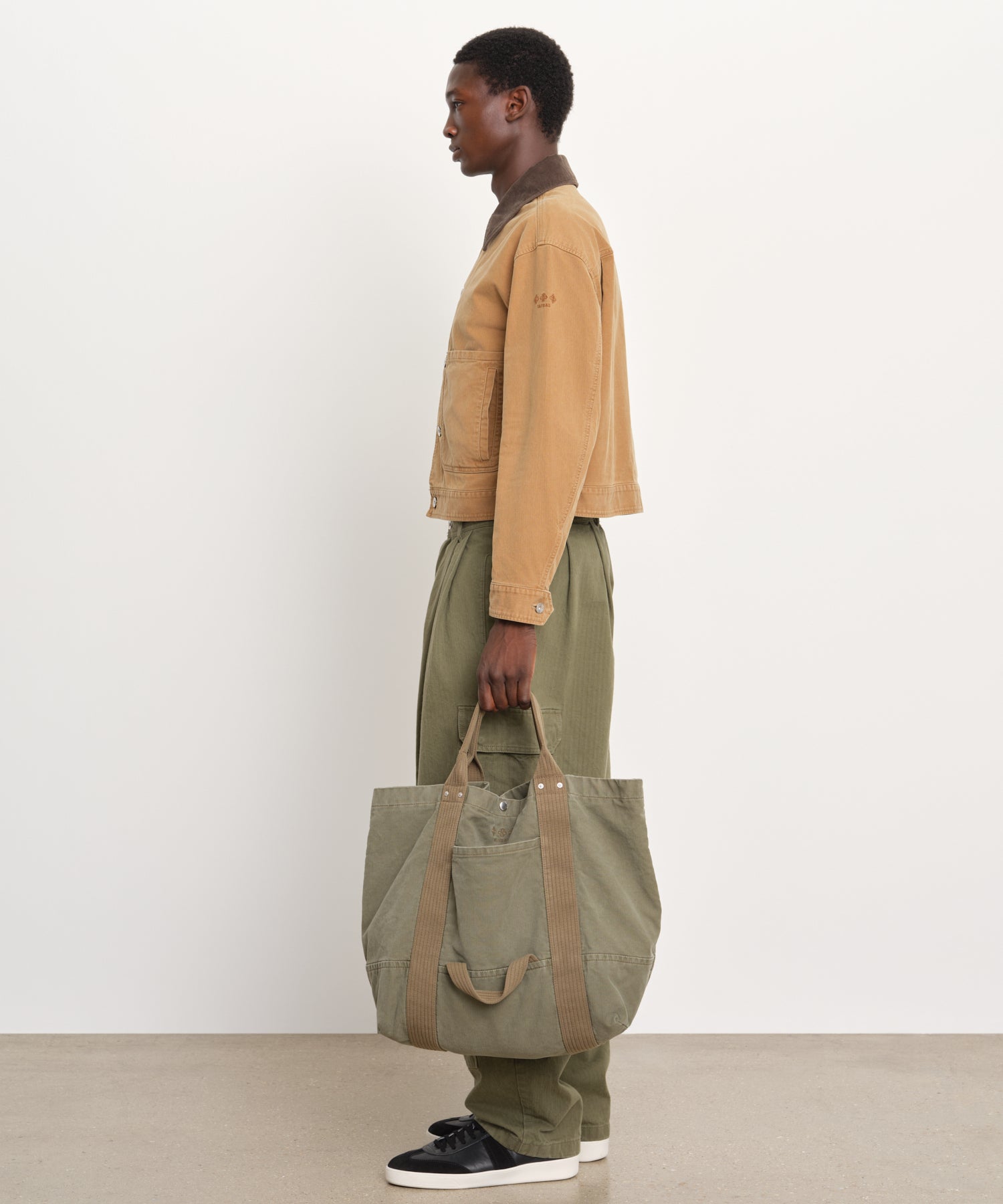 The model is 189 cm tall and is wearing a size 3 in Camel.