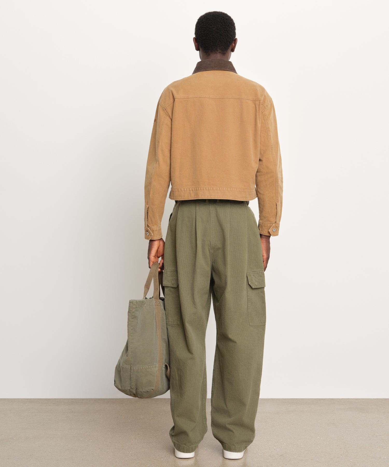 The model is 189 cm tall and is wearing a size 3 in Camel.