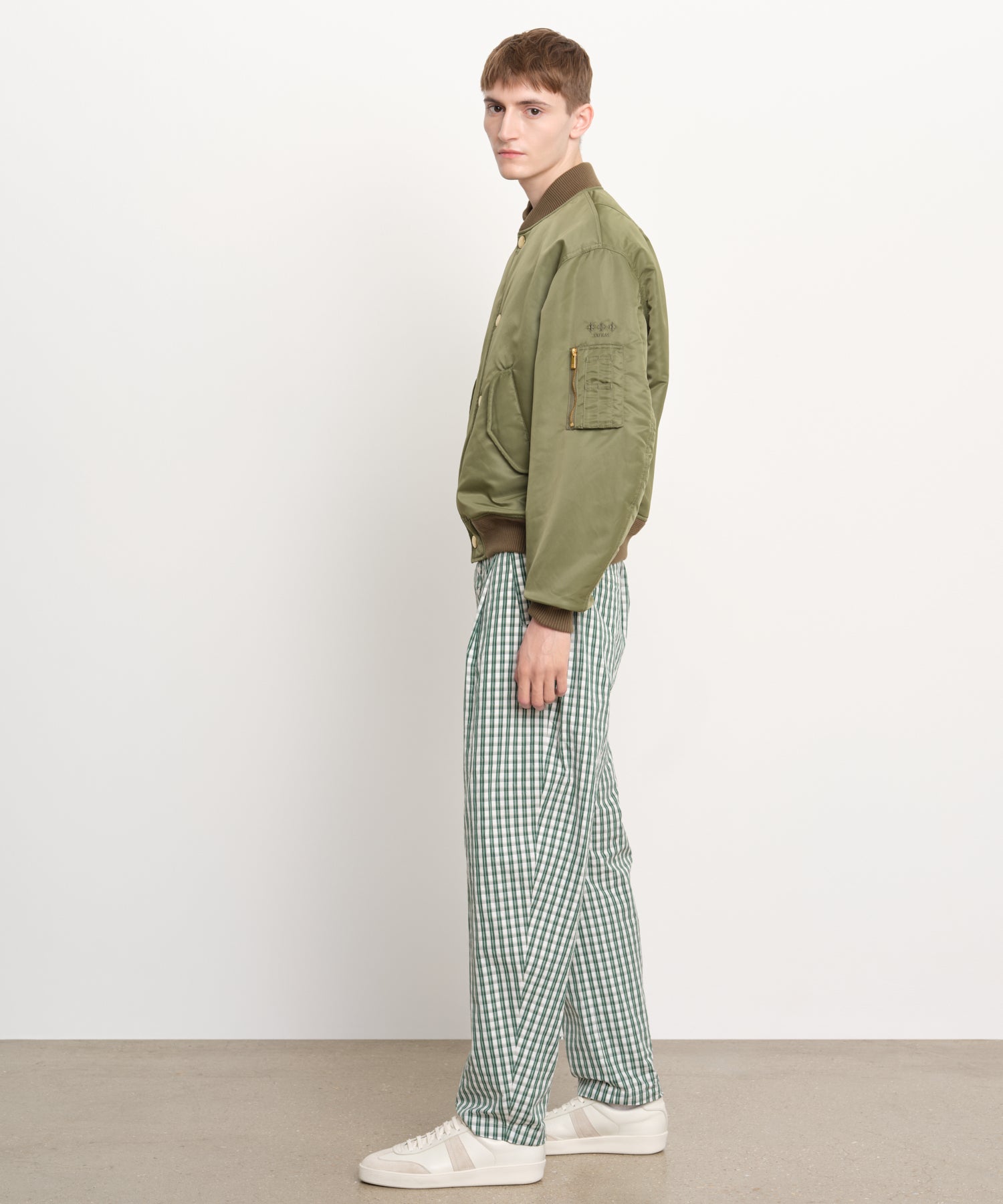 The model is 189 cm tall and is wearing a size 3 in Khaki.