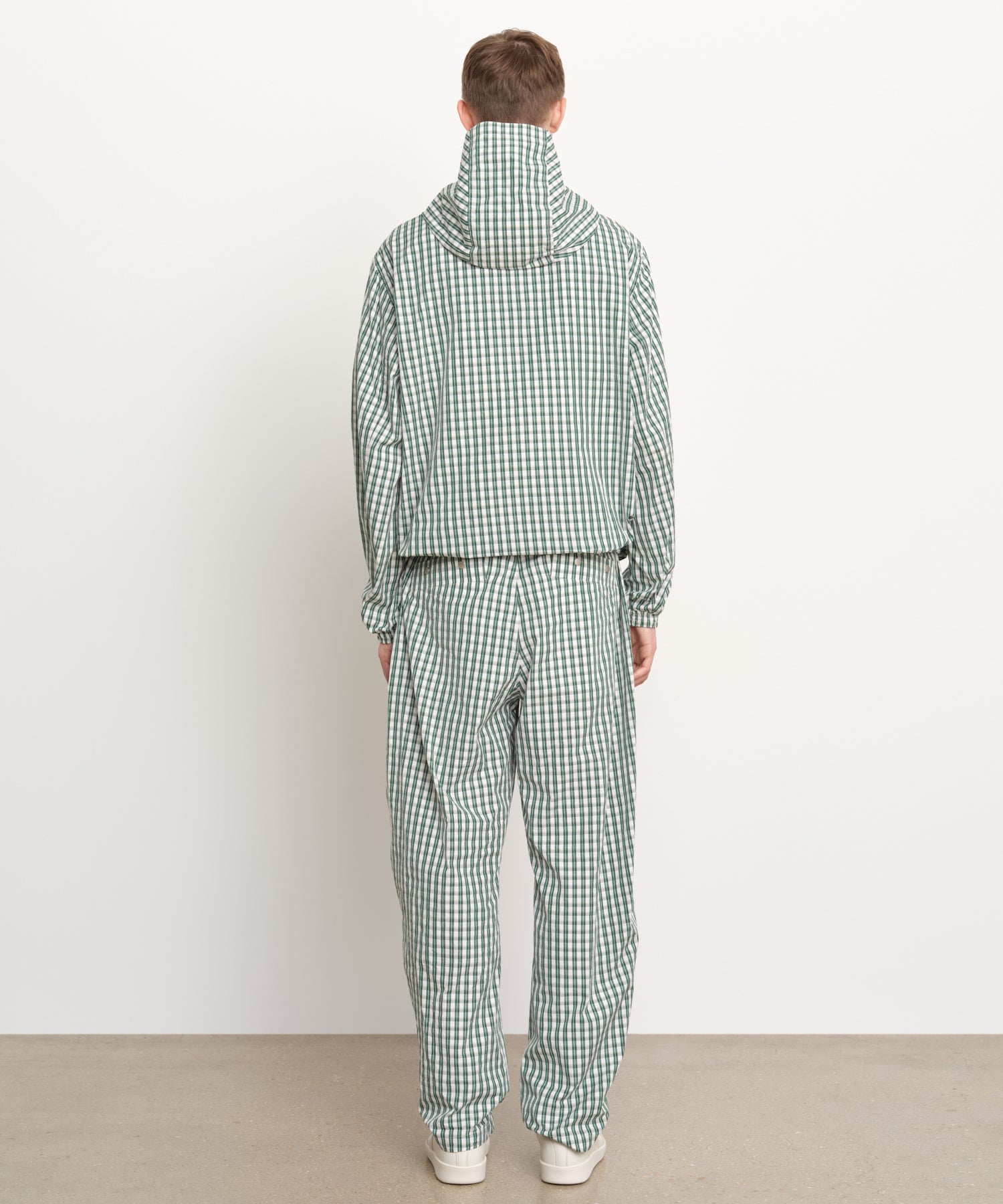 The model is 189 cm tall and is wearing a size 3 in Green.