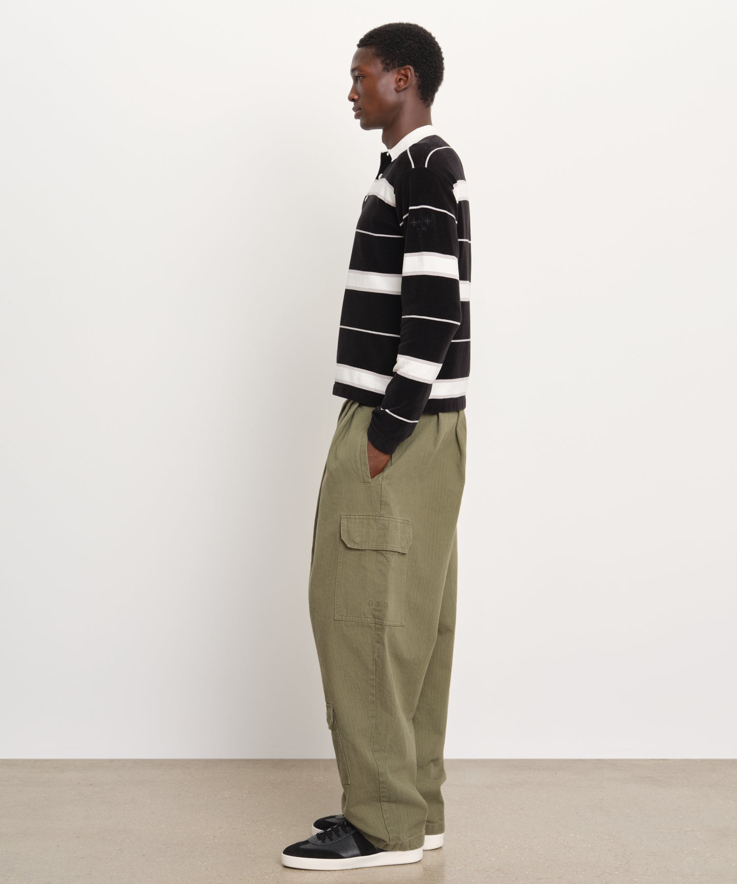 The model is 189 cm tall and is wearing a size 3 in Black.