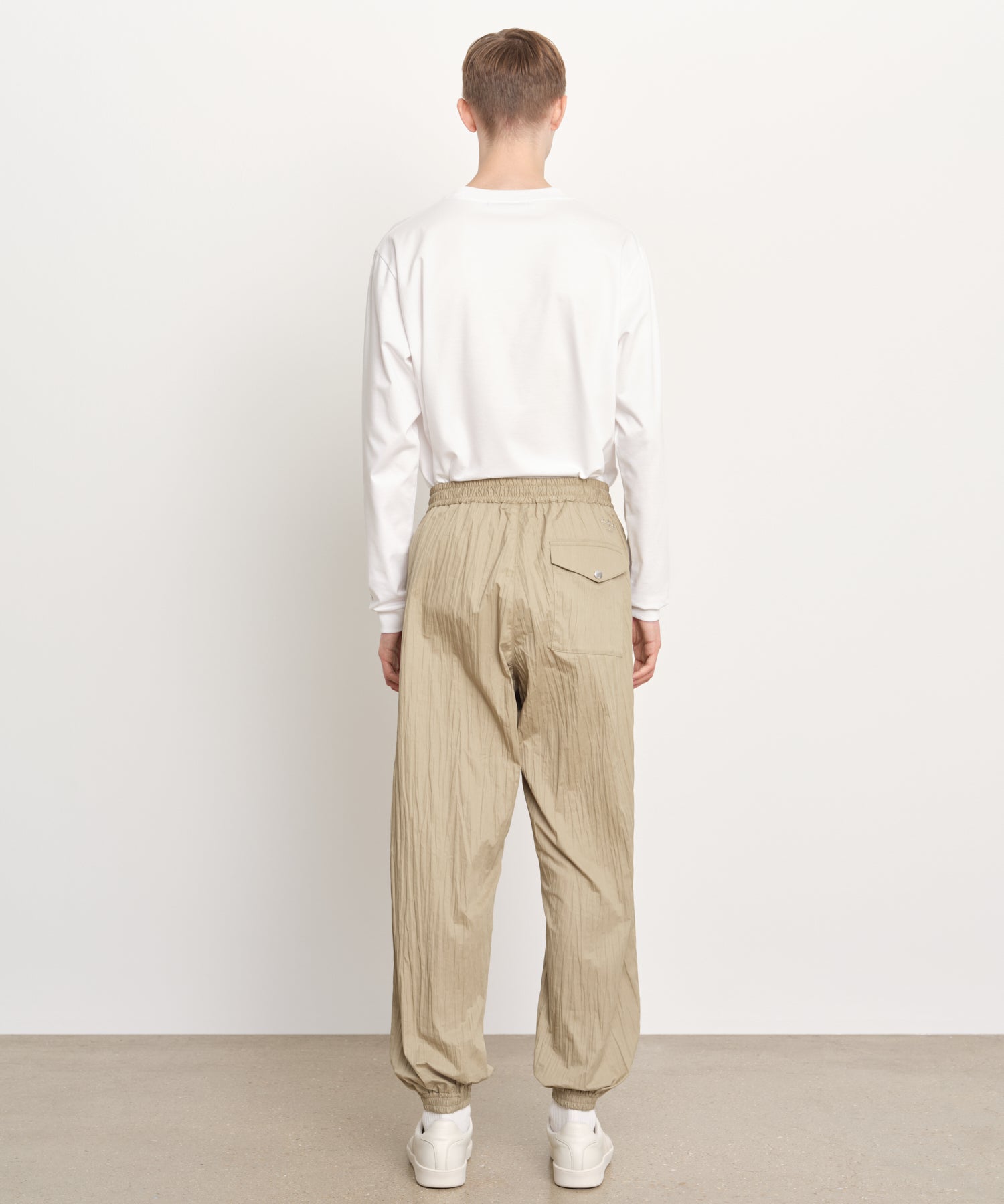 The model is 189 cm tall and is wearing a size 3 in Beige.