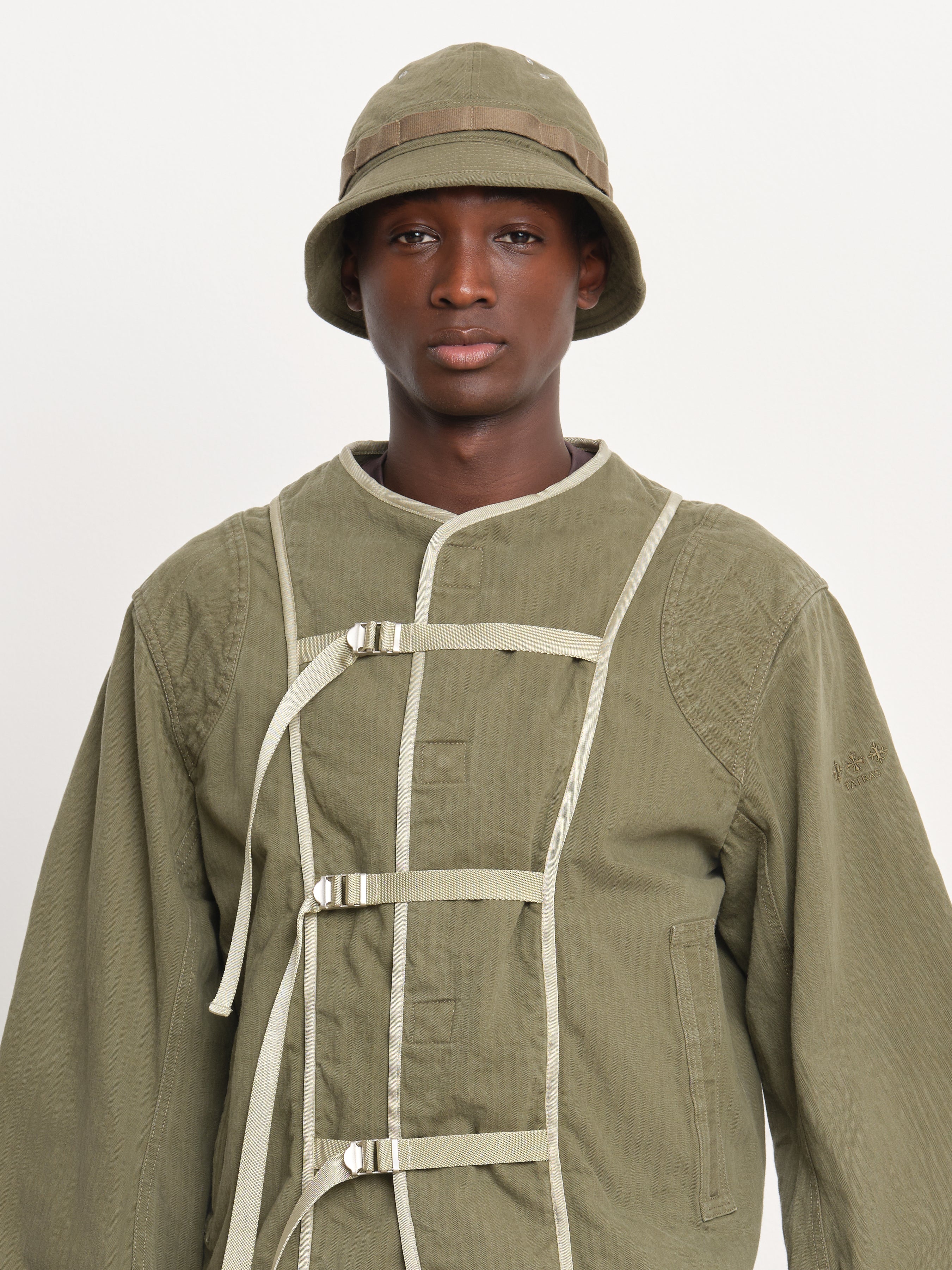 The model is 189 cm tall and is wearing free size in Khaki.