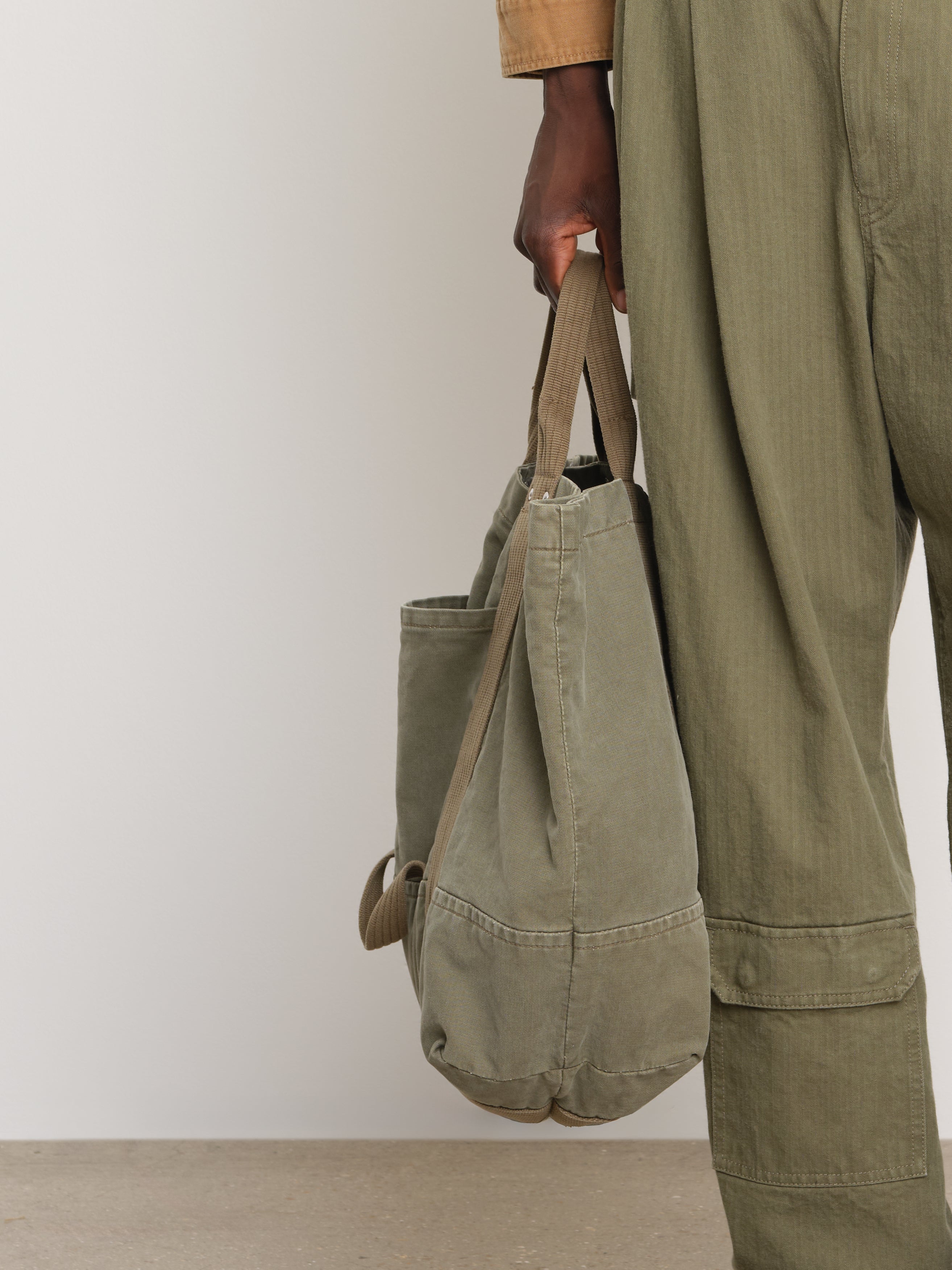 The model is 189 cm tall and is wearing free size in Khaki.