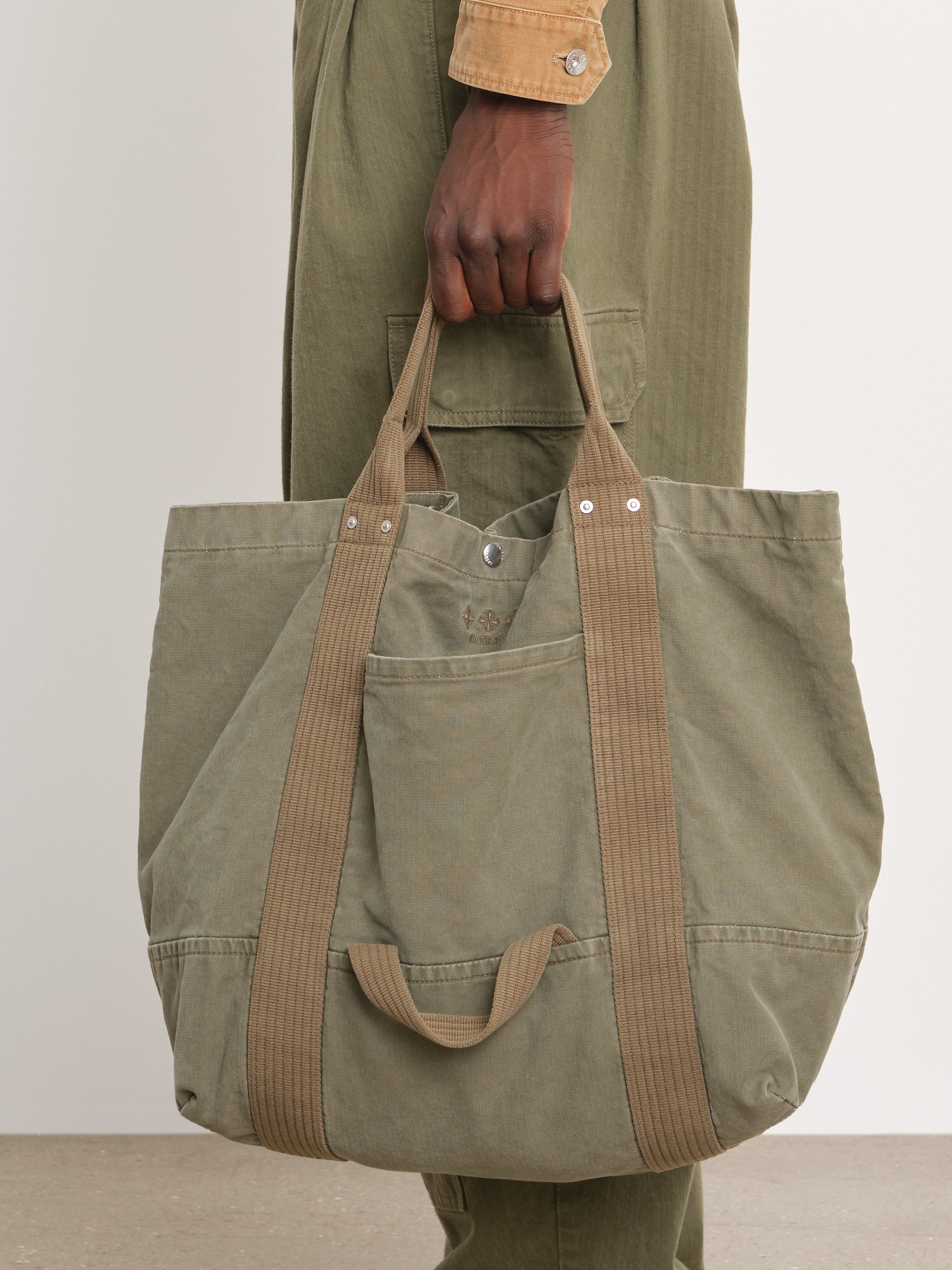 The model is 189 cm tall and is wearing free size in Khaki.