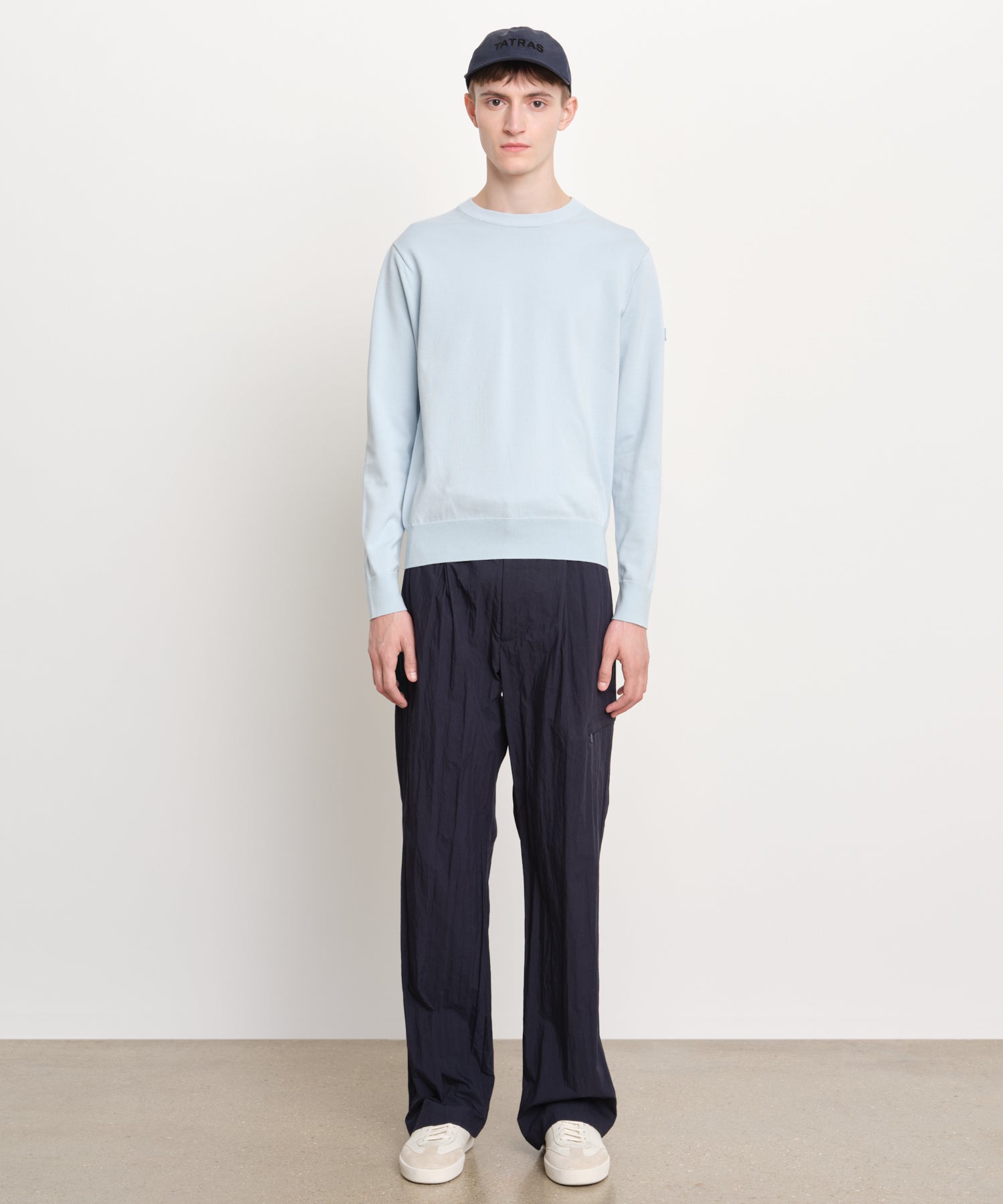 The model is 189 cm tall and is wearing a size 3 in SAX.