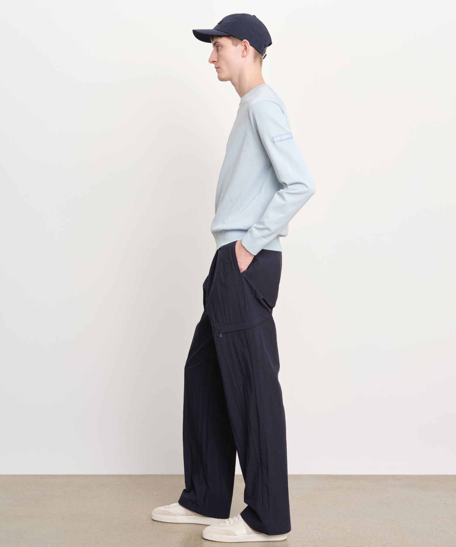 The model is 189 cm tall and is wearing a size 3 in SAX.