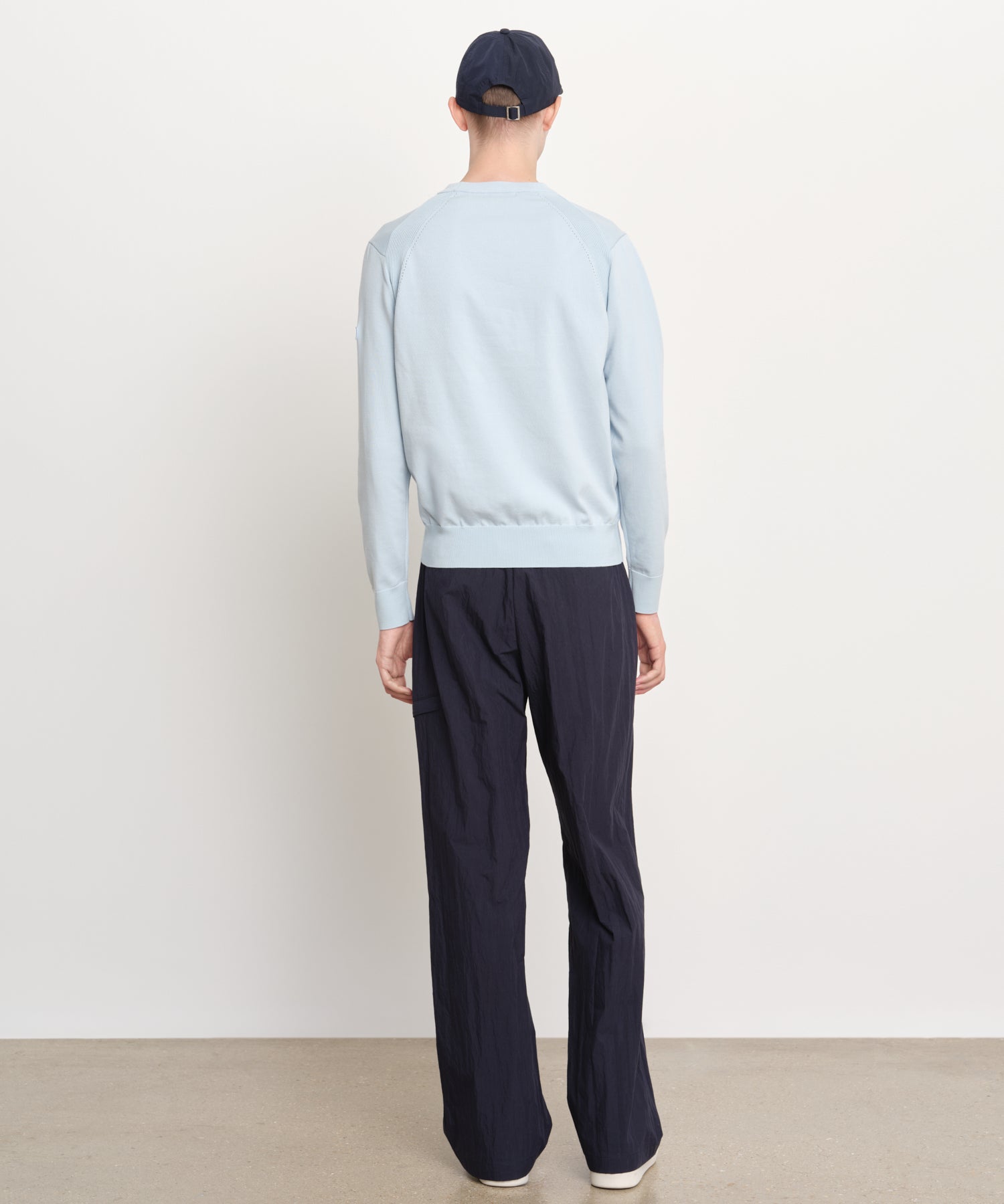 The model is 189 cm tall and is wearing a size 3 in SAX.