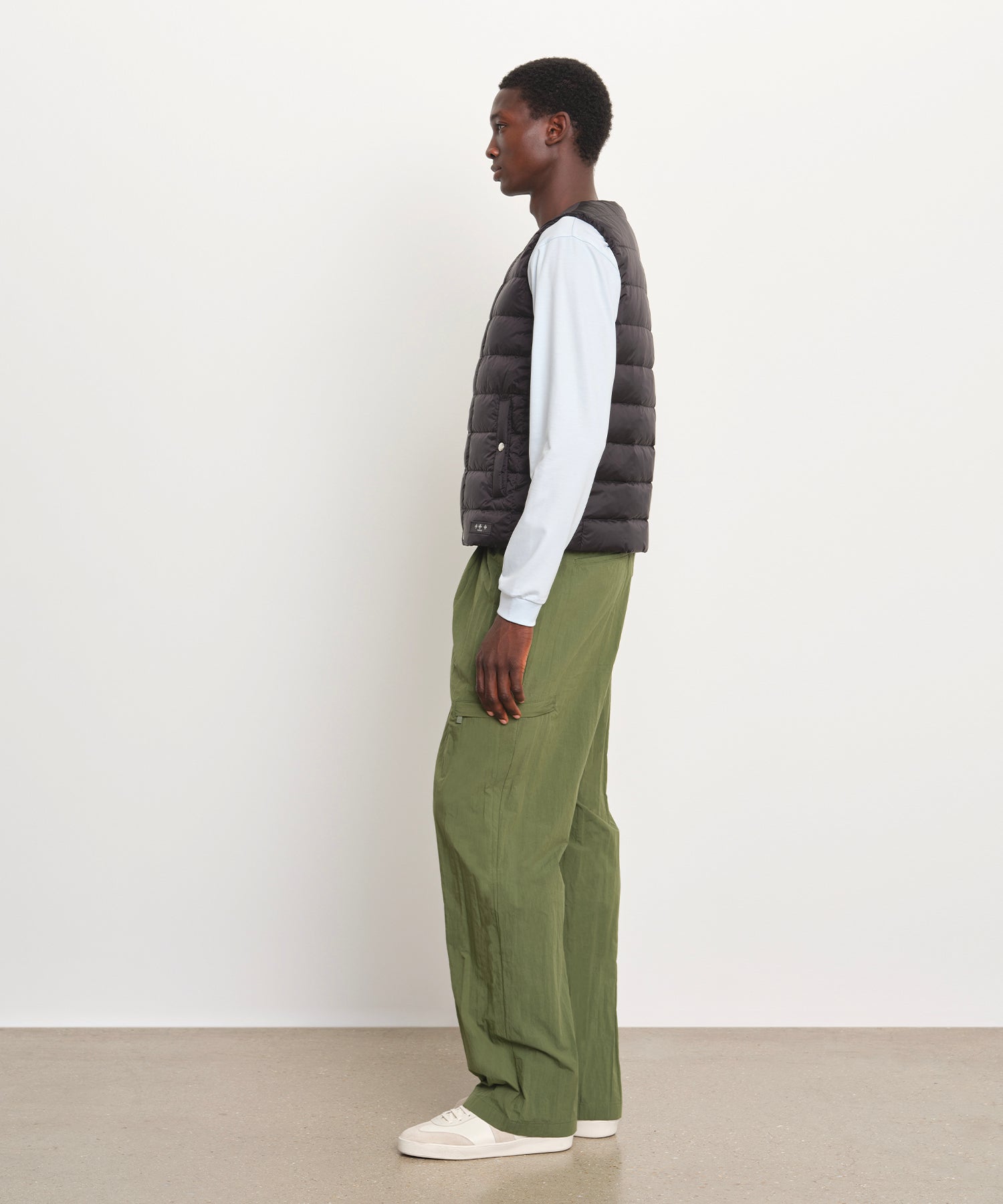 The model is 189 cm tall and is wearing a size 3 in Black.