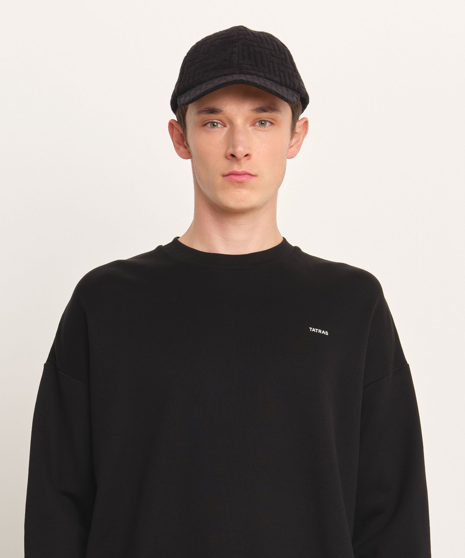 The model is 189 cm tall and is wearing free size in BLACK.