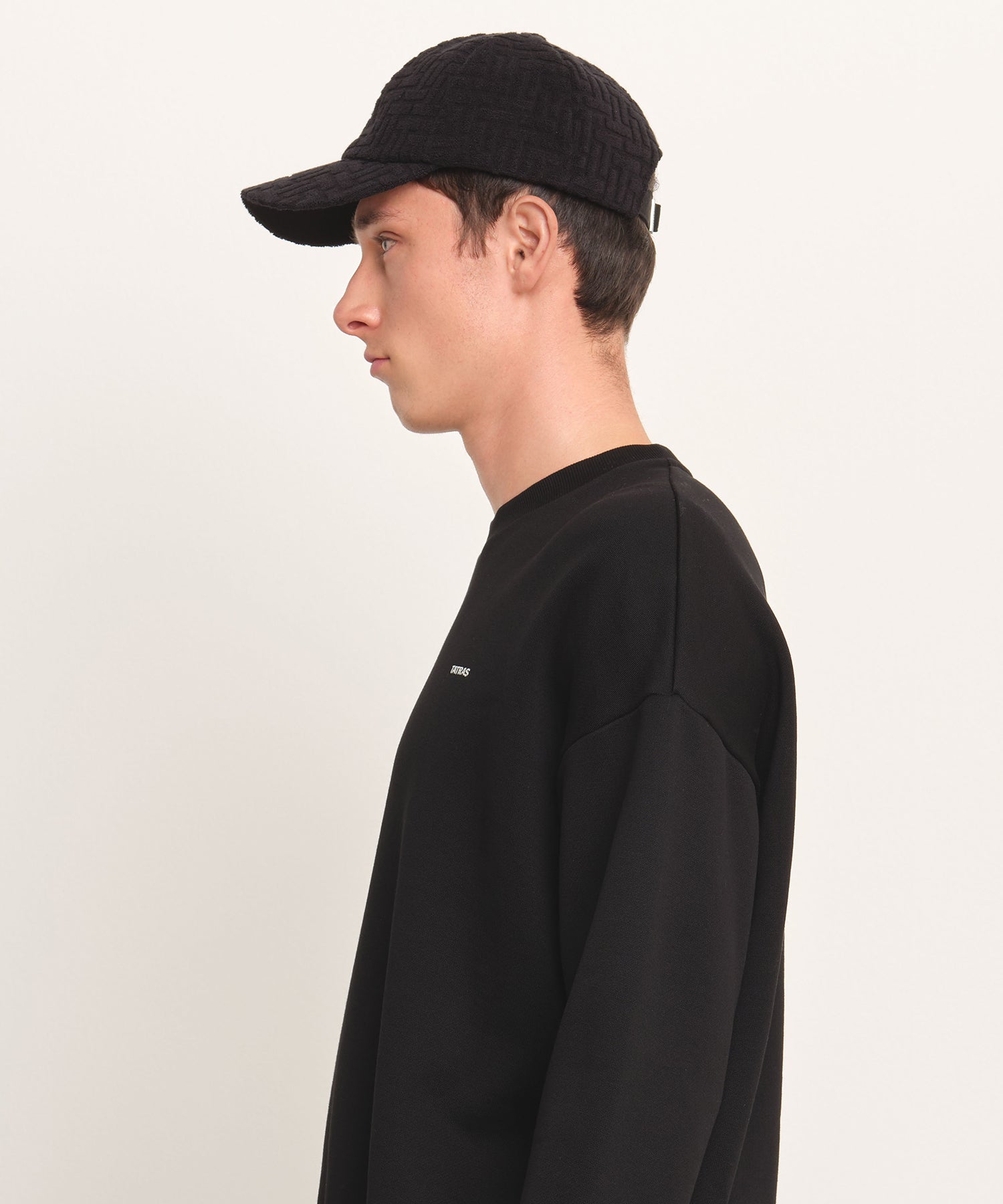 The model is 189 cm tall and is wearing free size in BLACK.