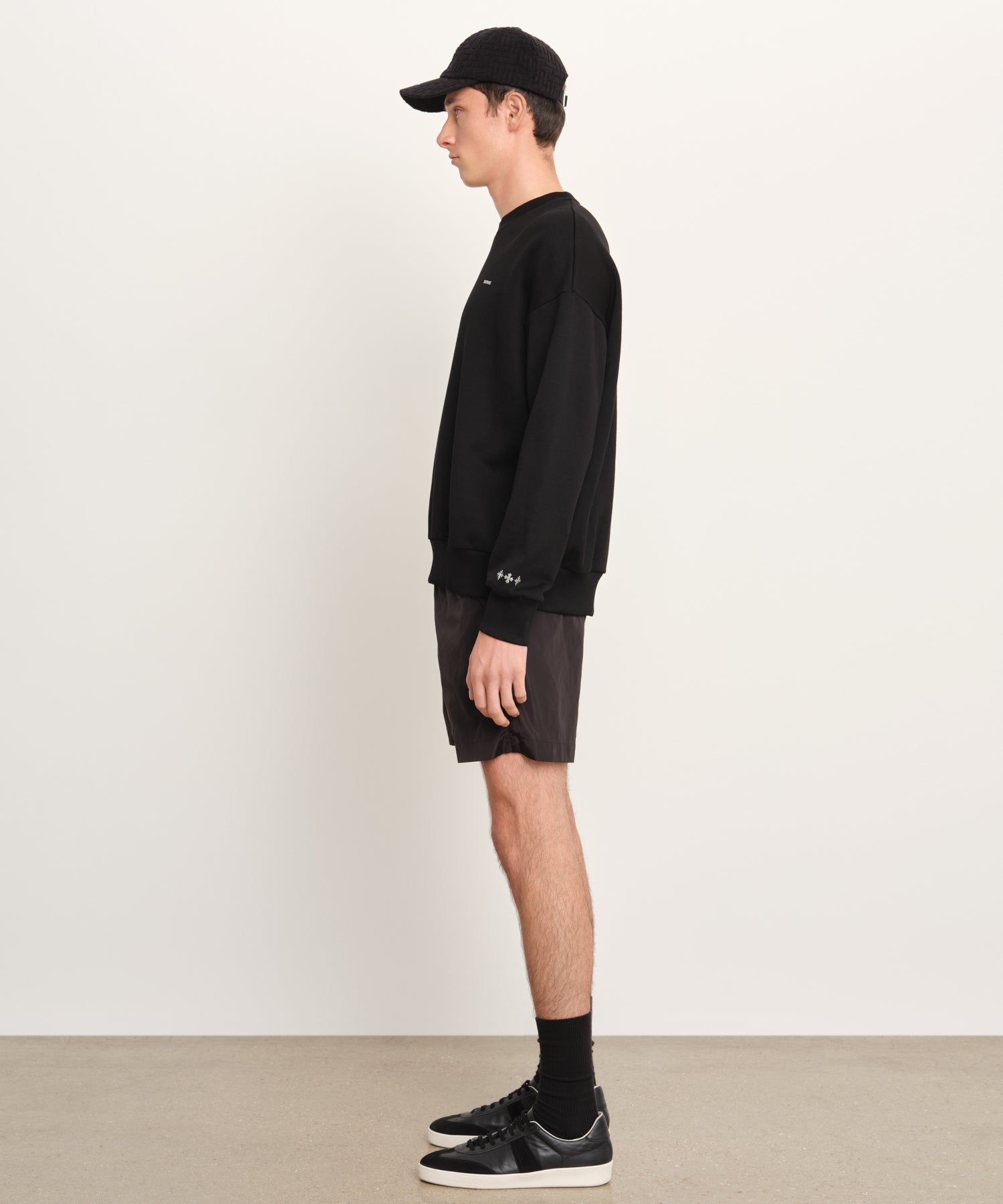 The model is 189 cm tall and is wearing free size in Black.