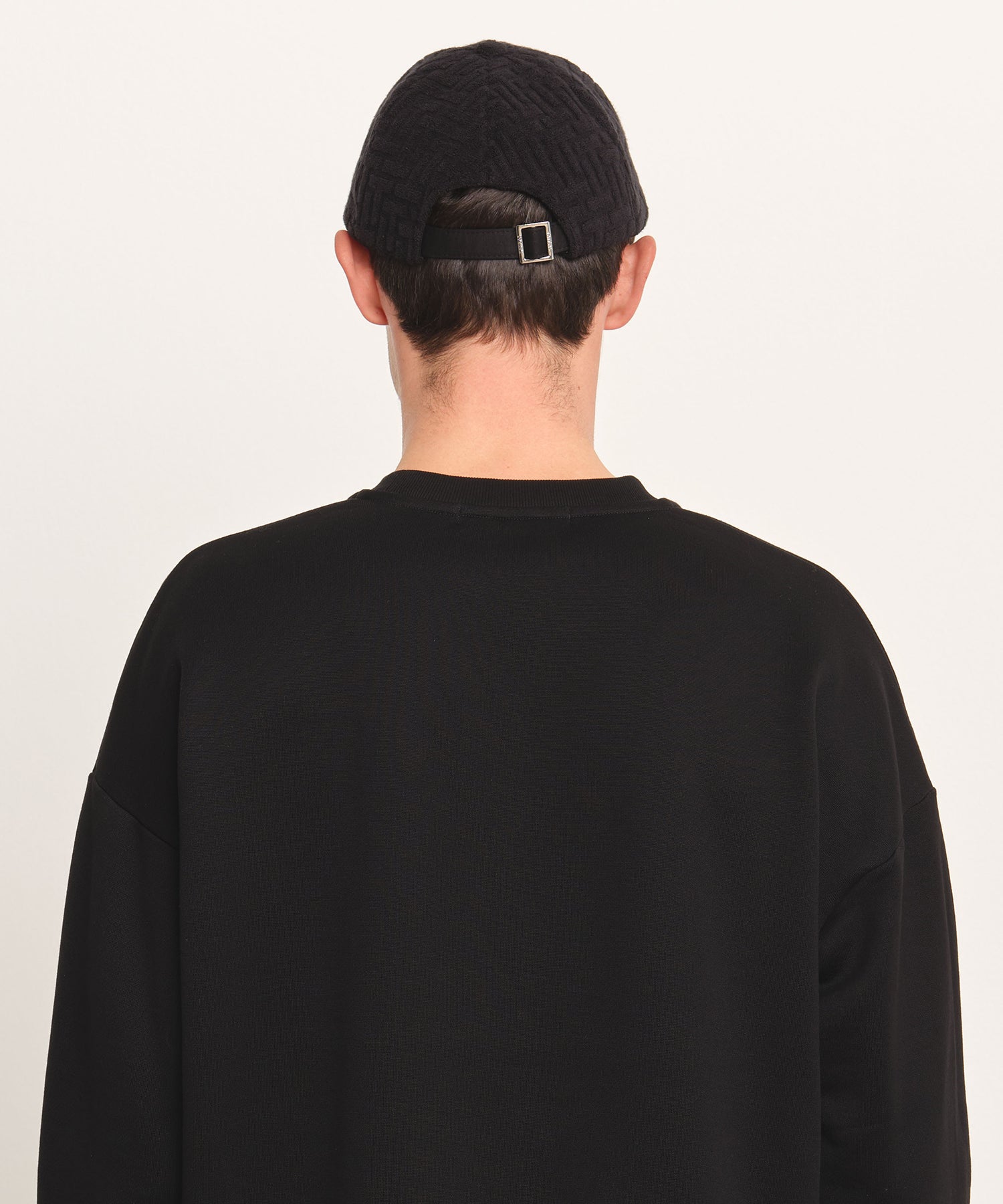 The model is 189 cm tall and is wearing free size in BLACK.