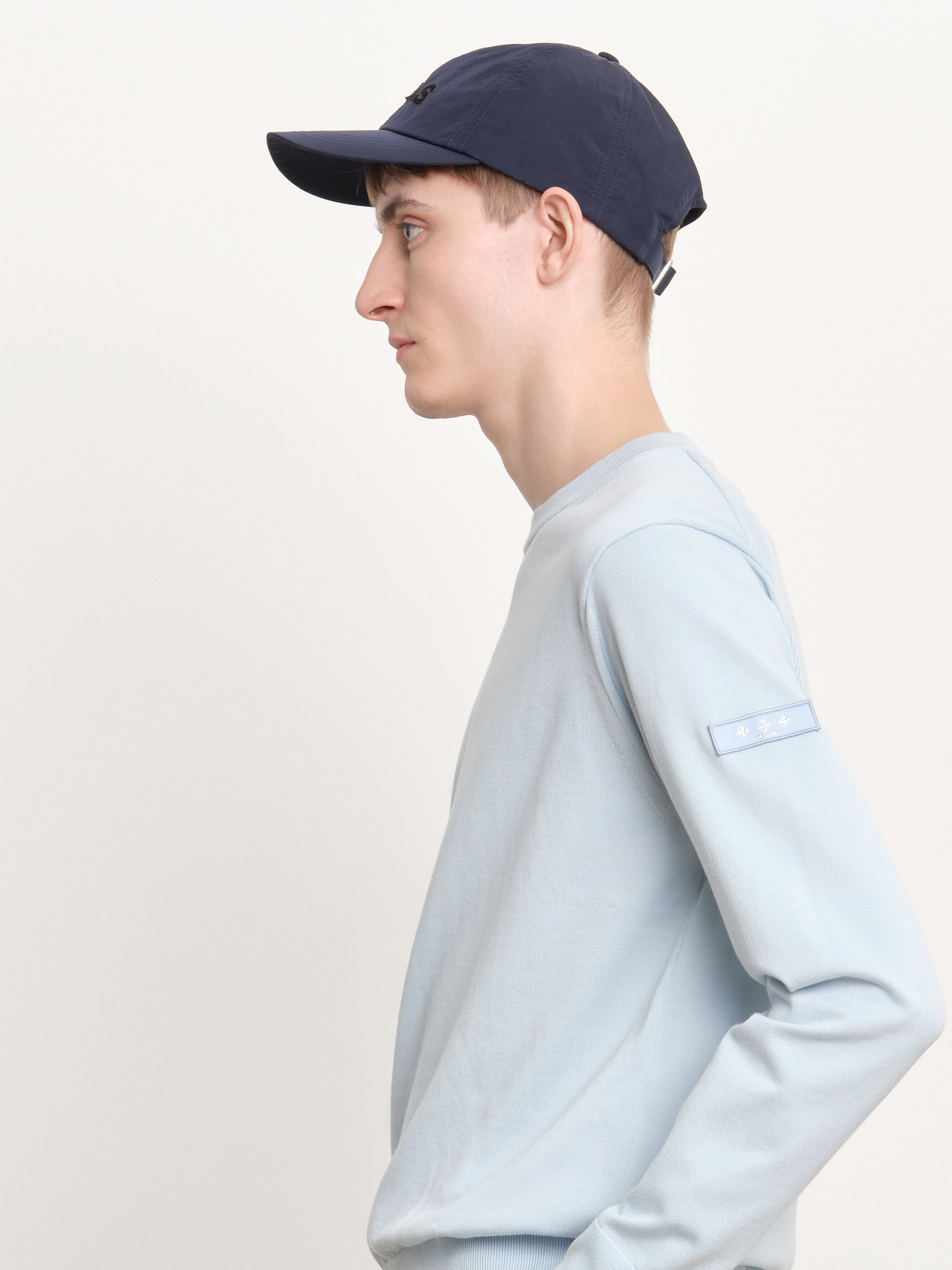 The model is 189 cm tall and is wearing free size in Navy.