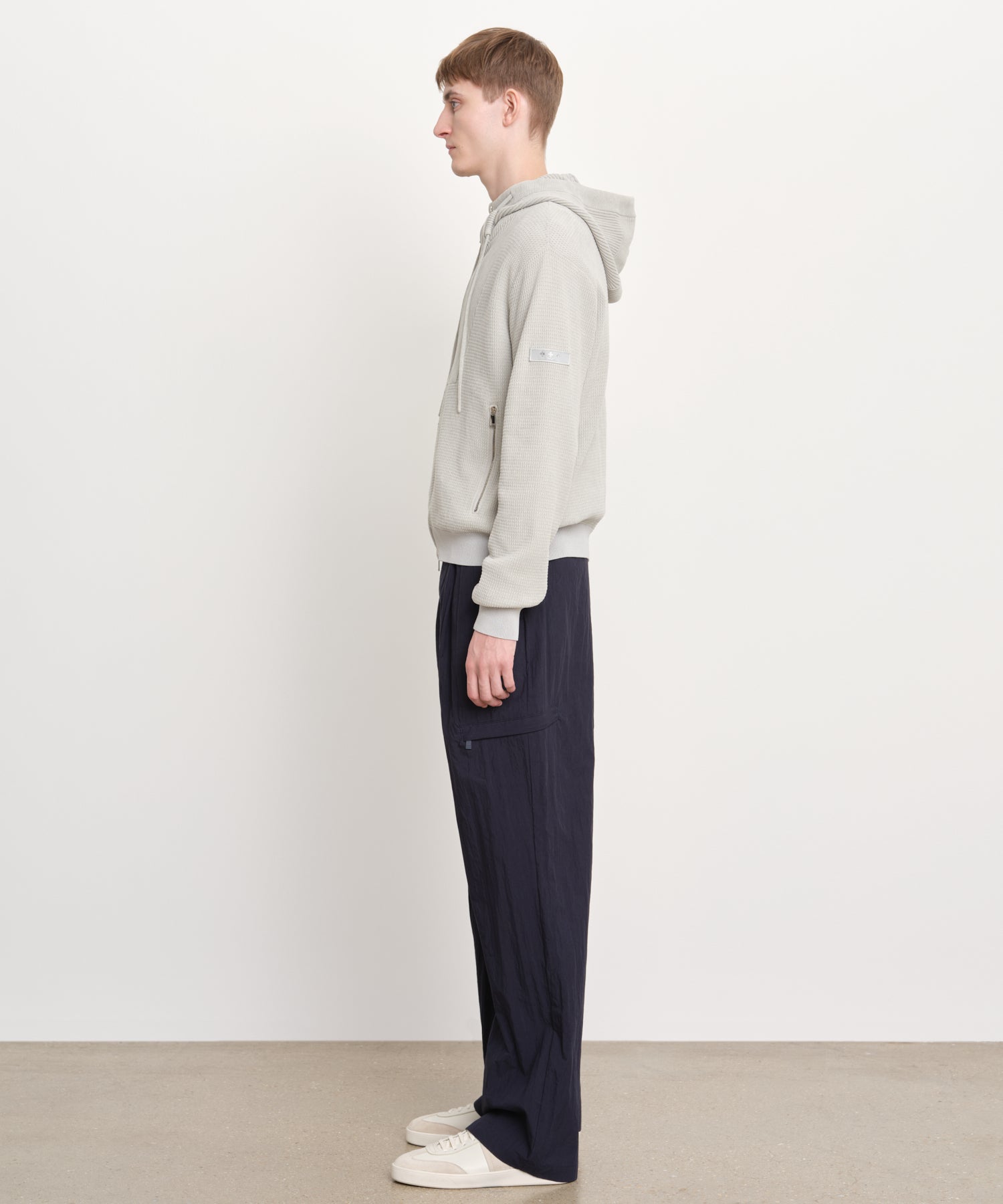 The model is 189 cm tall and is wearing a size 3 in Light Gray.