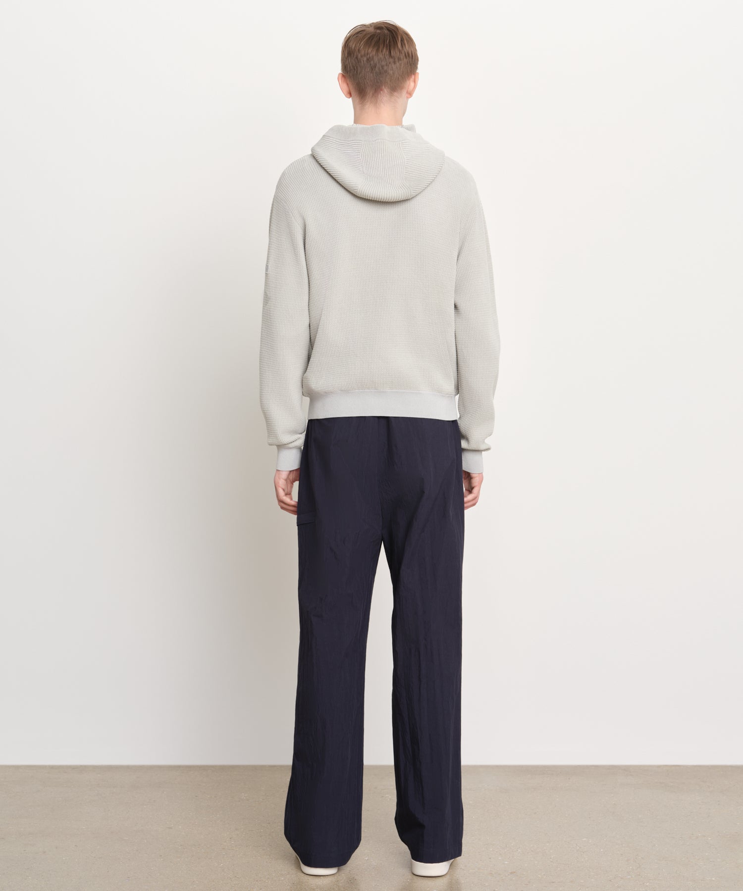The model is 189 cm tall and is wearing a size 3 in Light Gray.