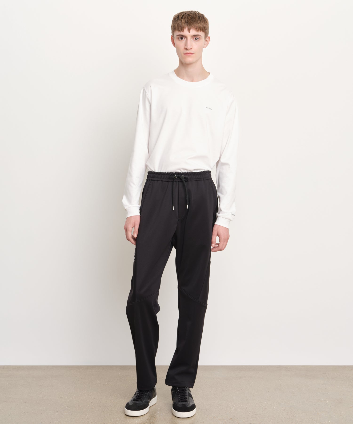 Il modello è alto 189 cm e indossa una taglia 3 in NERO.