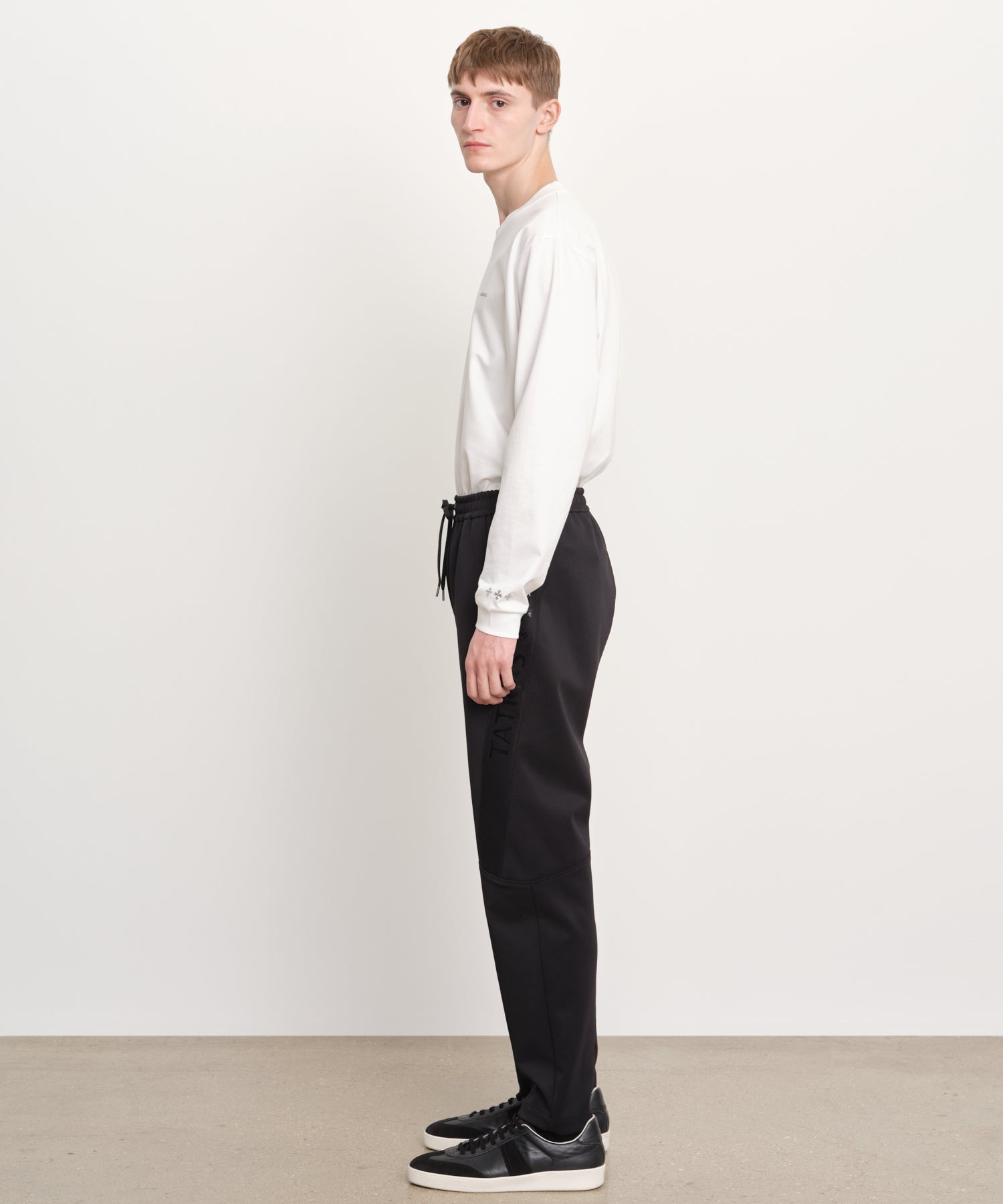 Il modello è alto 189 cm e indossa una taglia 3 in NERO.