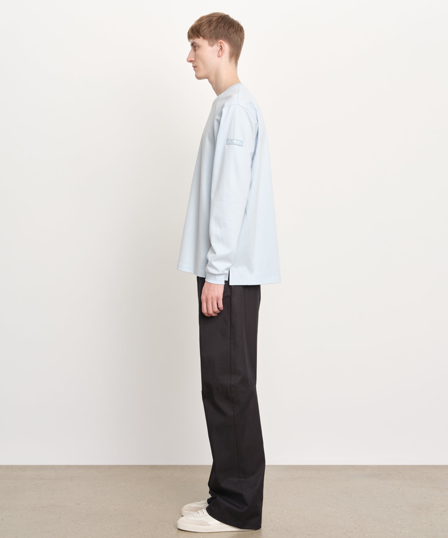 The model is 189 cm tall and is wearing a size 3 in SAX.