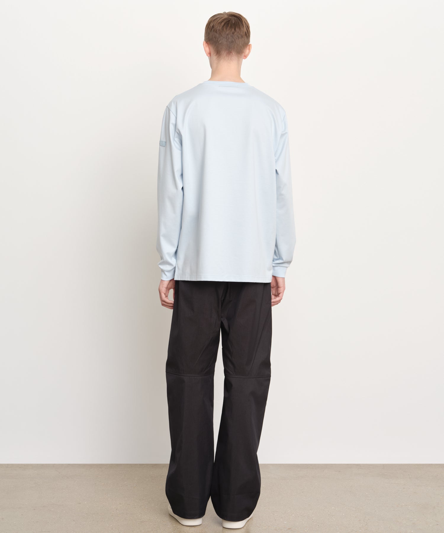The model is 189 cm tall and is wearing a size 3 in SAX.