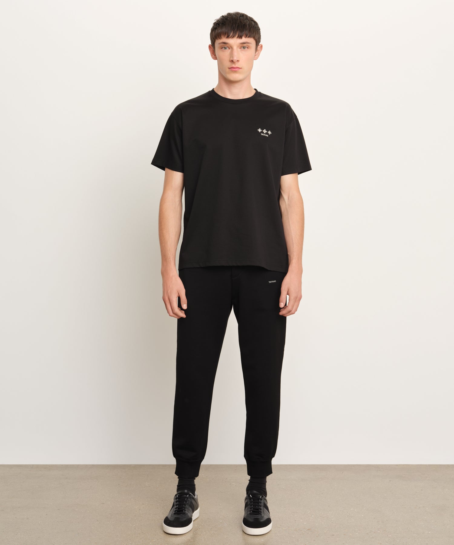 The model is 189 cm tall and is wearing a size 3 in BLACK.