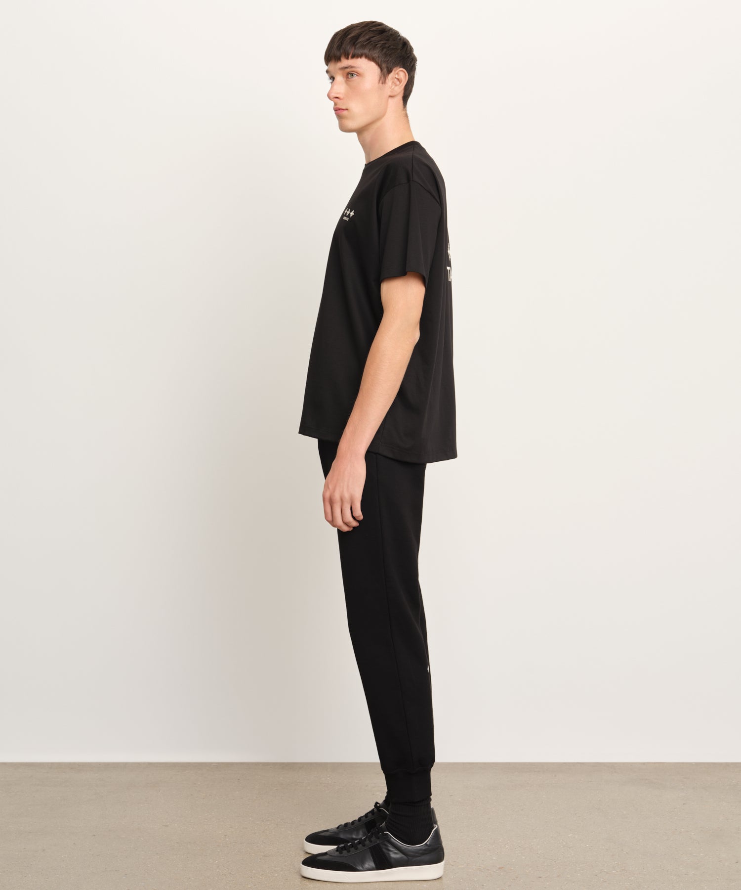 The model is 189 cm tall and is wearing a size 3 in BLACK.