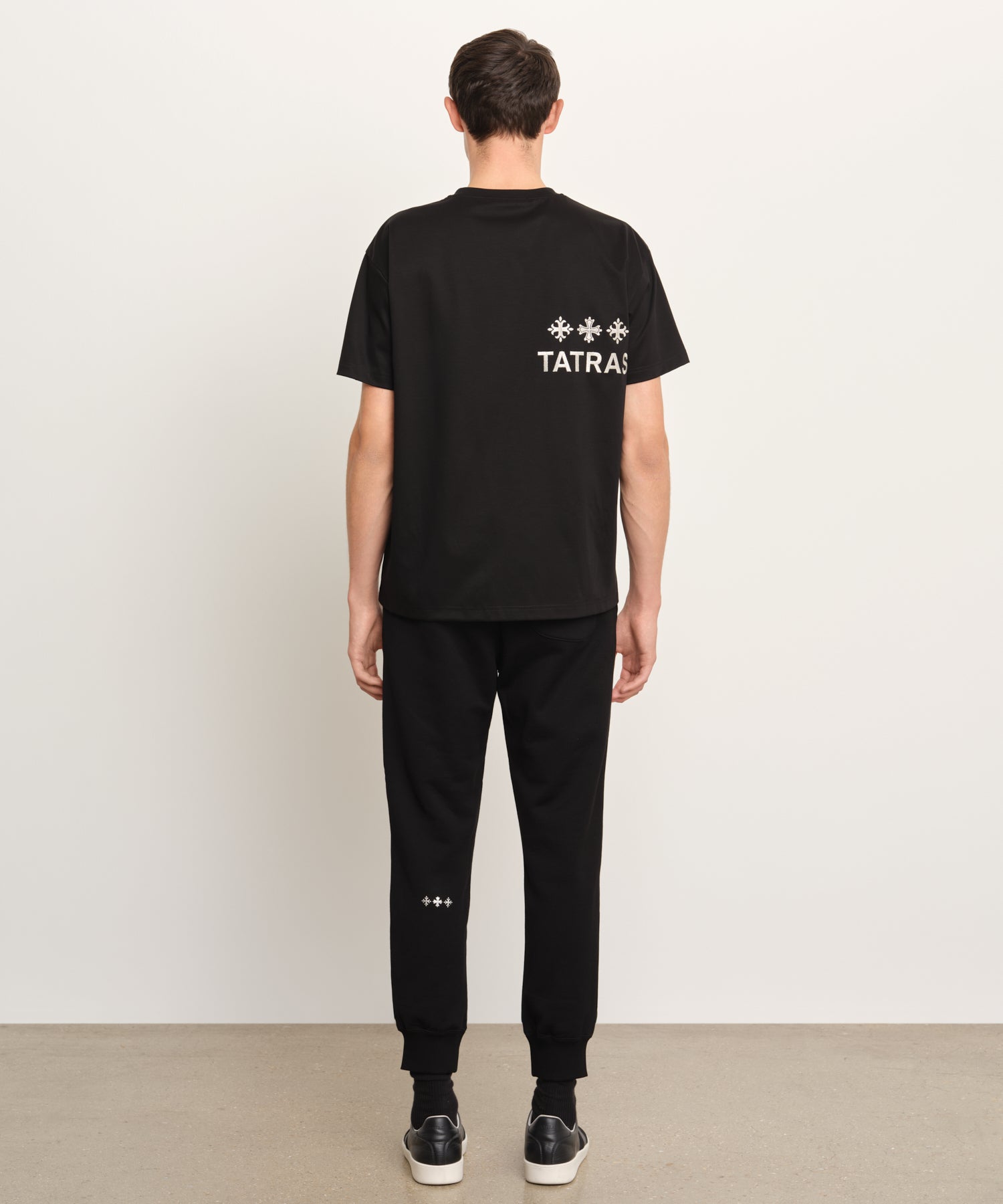 The model is 189 cm tall and is wearing a size 3 in BLACK.