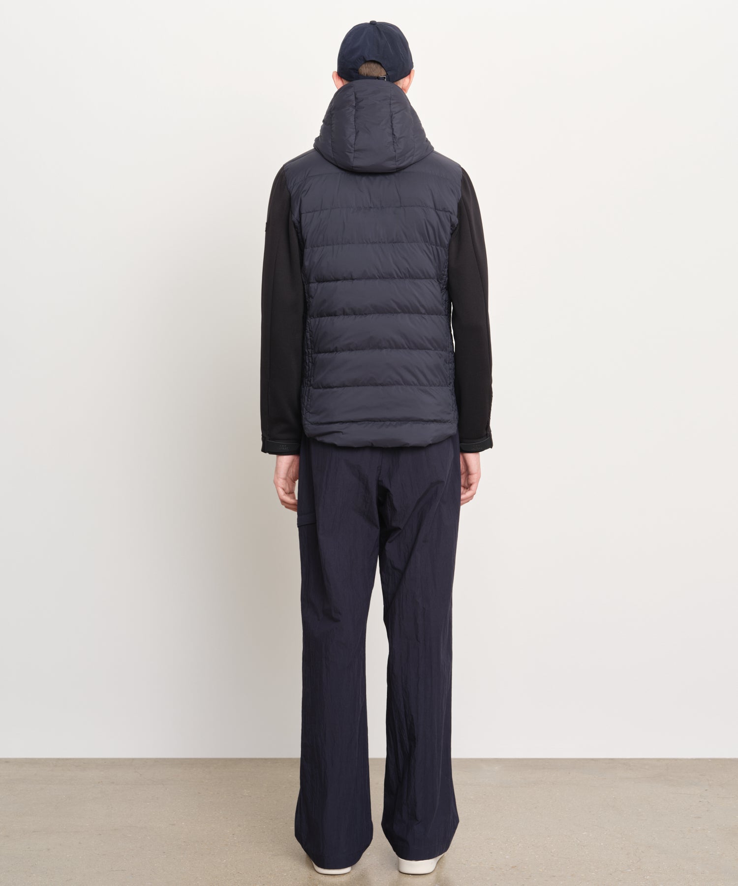 The model is 189 cm tall and is wearing a size 3 in Navy.