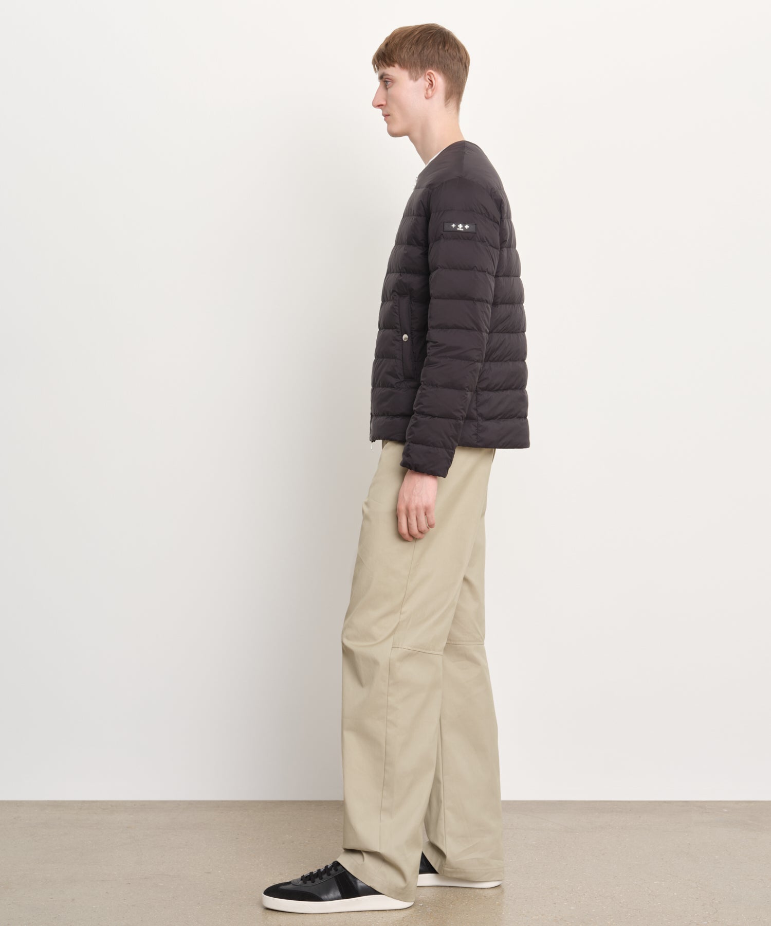 The model is 189 cm tall and is wearing a size 3 in Black.