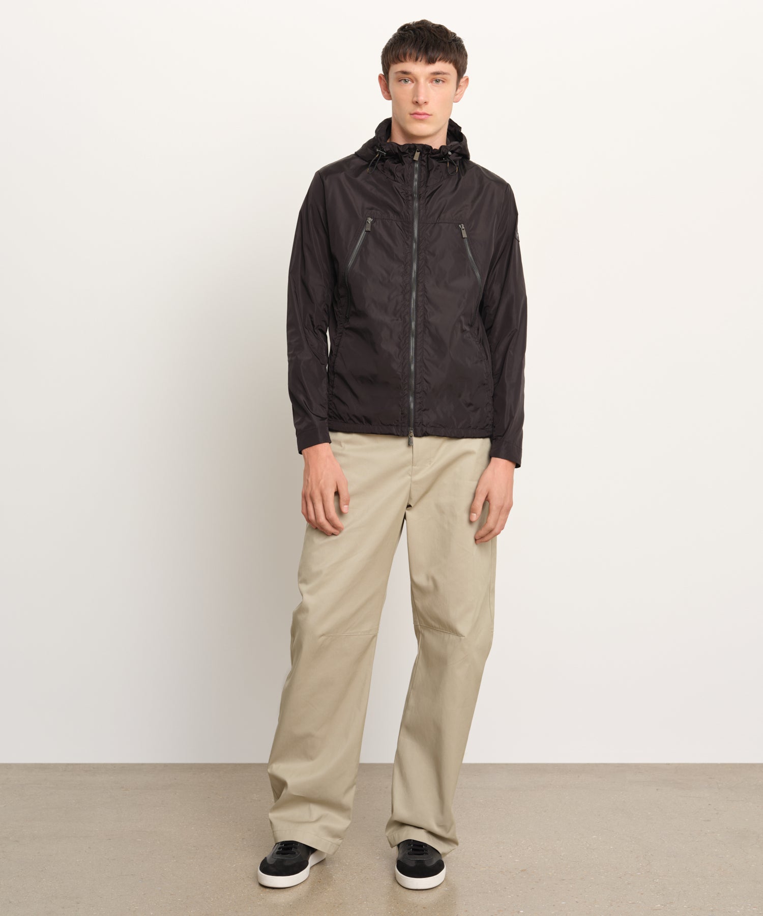 The model is 189 cm tall and is wearing a size 3 in BLACK.