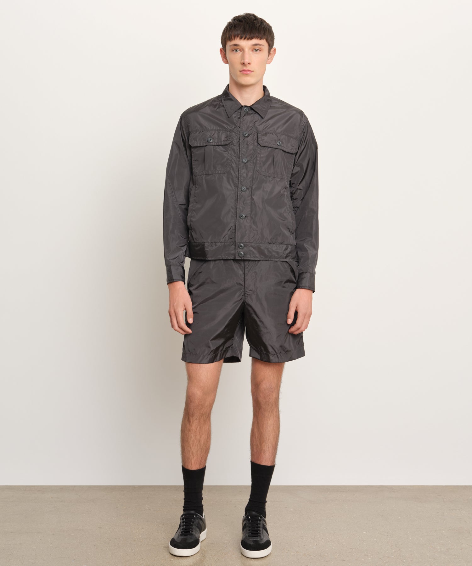 The model is 189 cm tall and is wearing a size 3 in CHARCOAL.