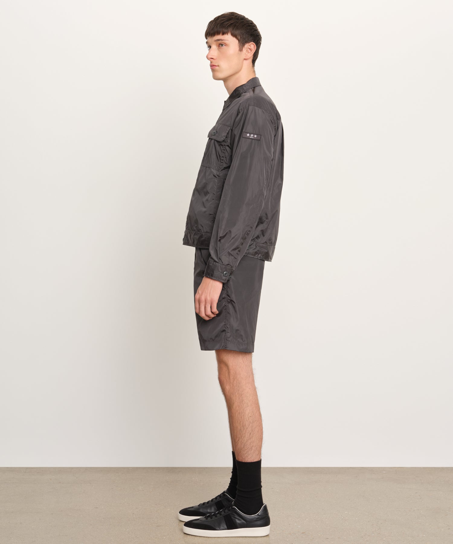 The model is 189 cm tall and is wearing a size 3 in CHARCOAL.