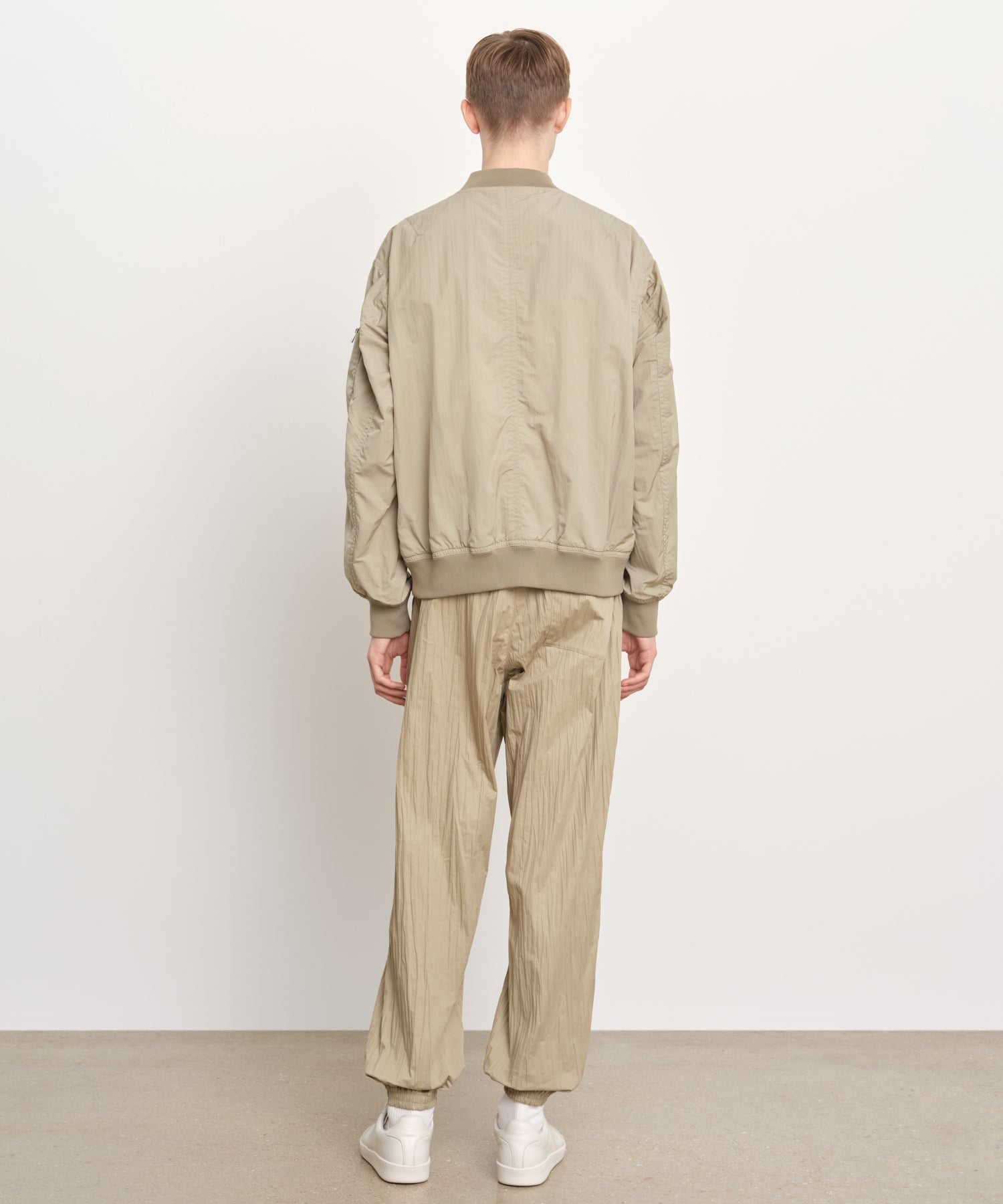 Il modello è alto 189 cm e indossa una taglia 3 nel beige.