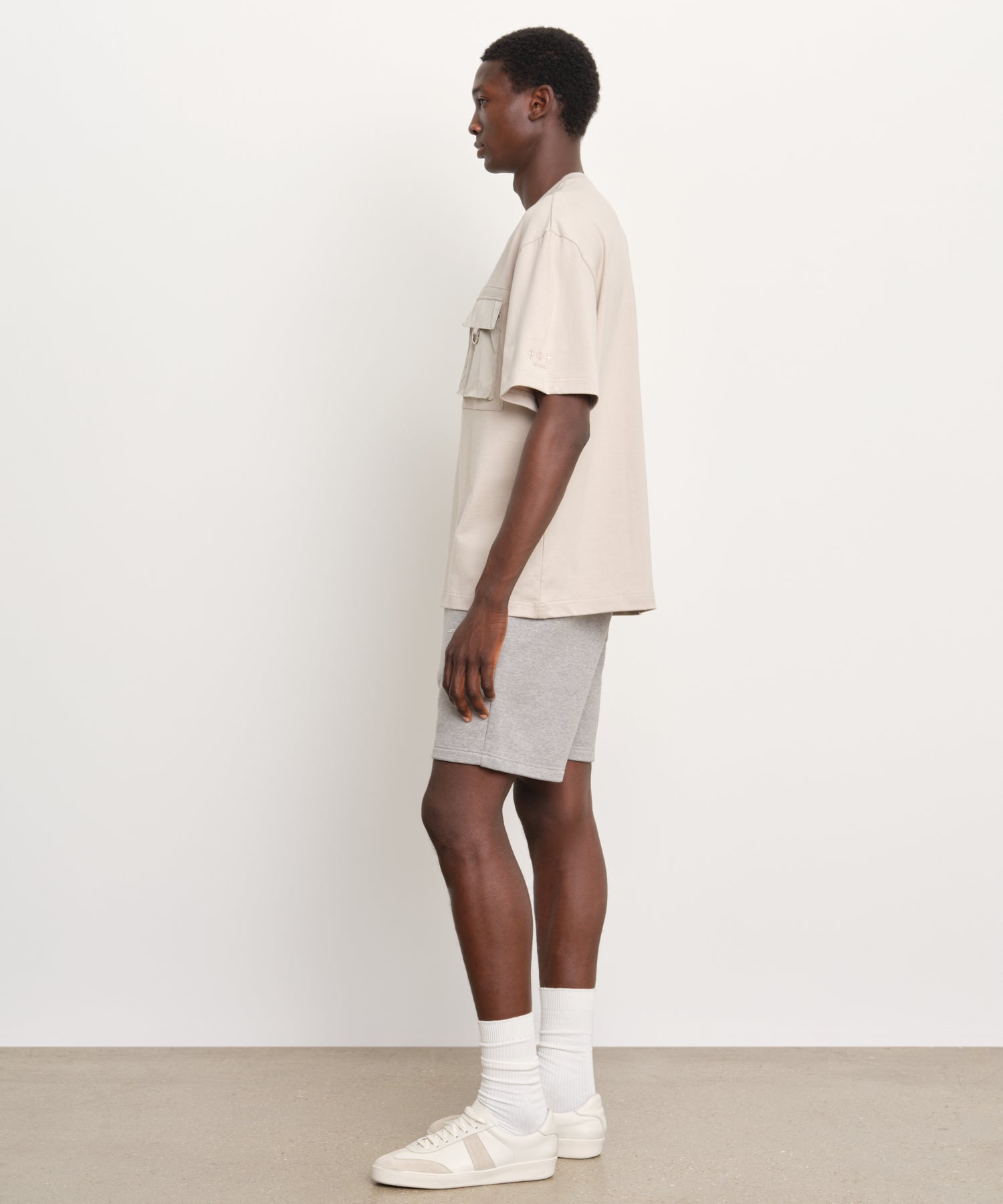 The model is 189 cm tall and is wearing a size 3 in LIGHT GRAY.
