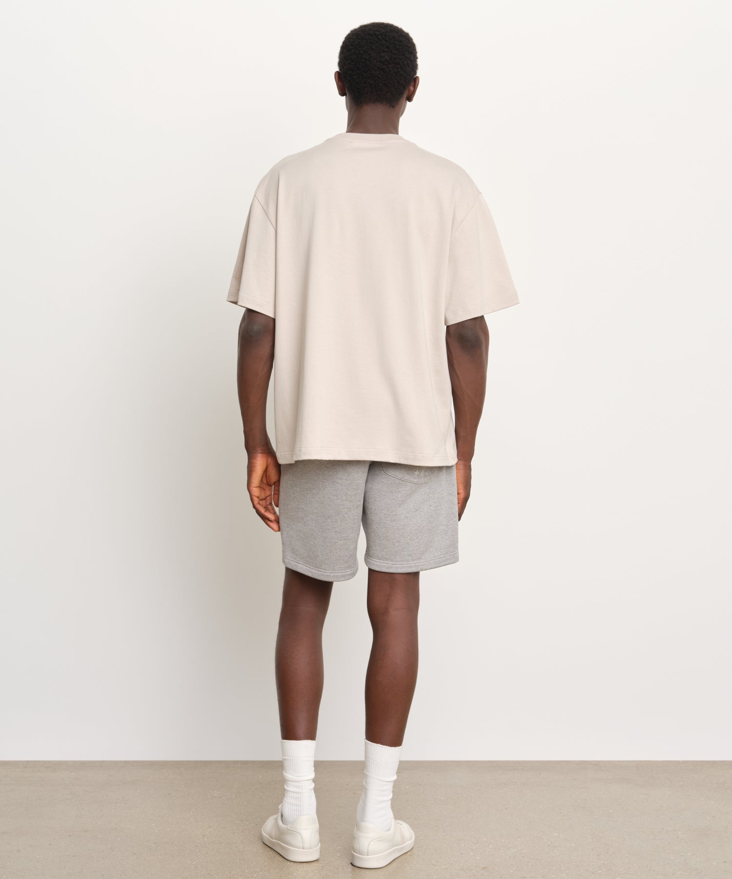 The model is 189 cm tall and is wearing a size 3 in LIGHT GRAY.