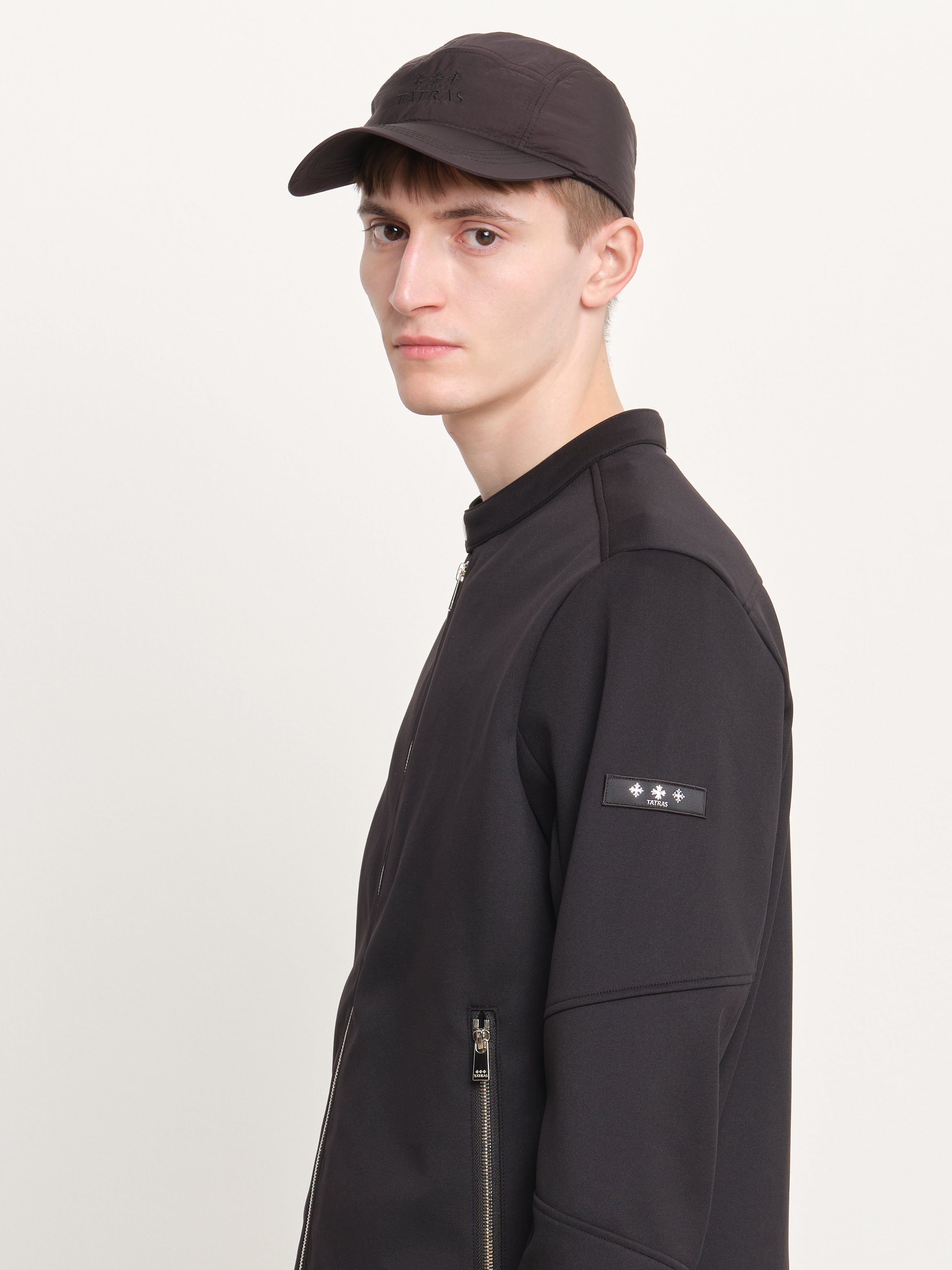 Il modello è alto 189 cm e indossa una taglia 3 in NERO.