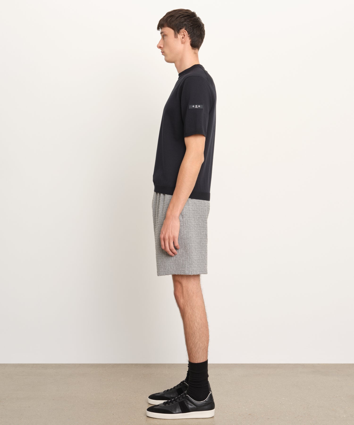 The model is 189 cm tall and is wearing a size 3 in DARK NAVY.