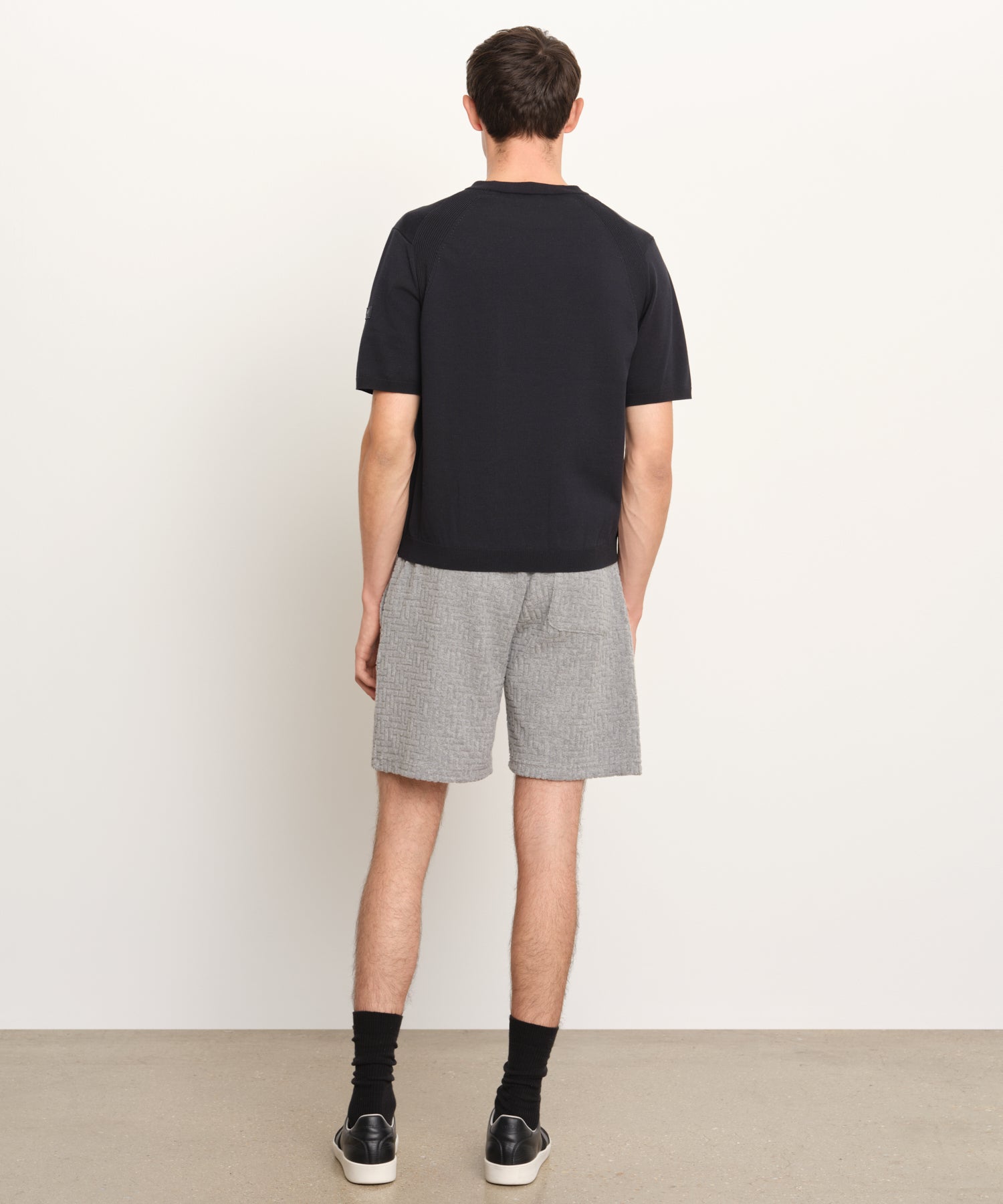 The model is 189 cm tall and is wearing a size 3 in DARK NAVY.