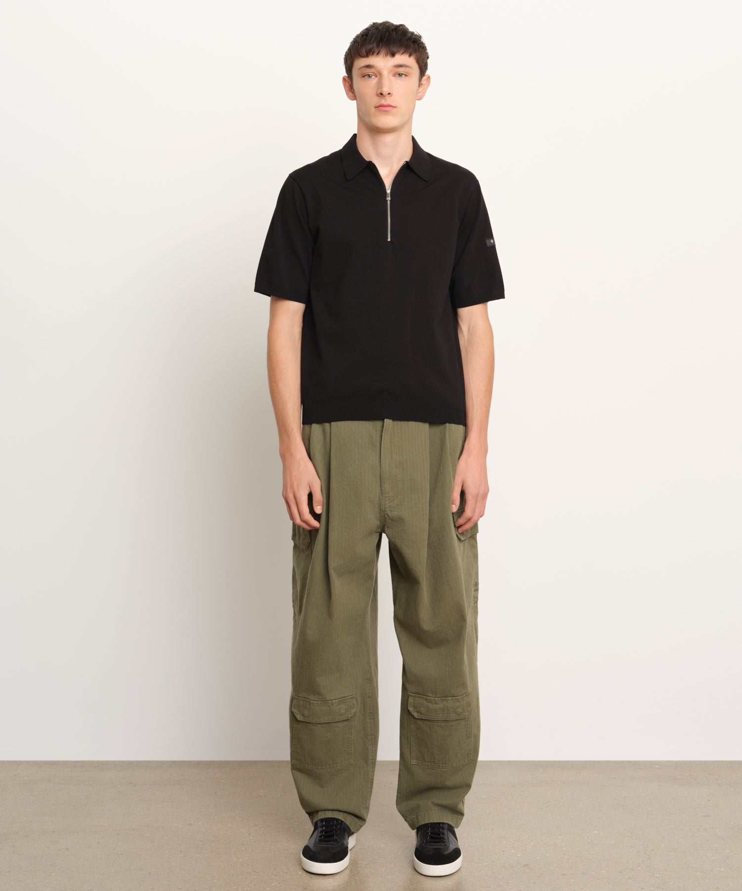 Il modello è alto 189 cm e indossa una taglia 3 in NERO.