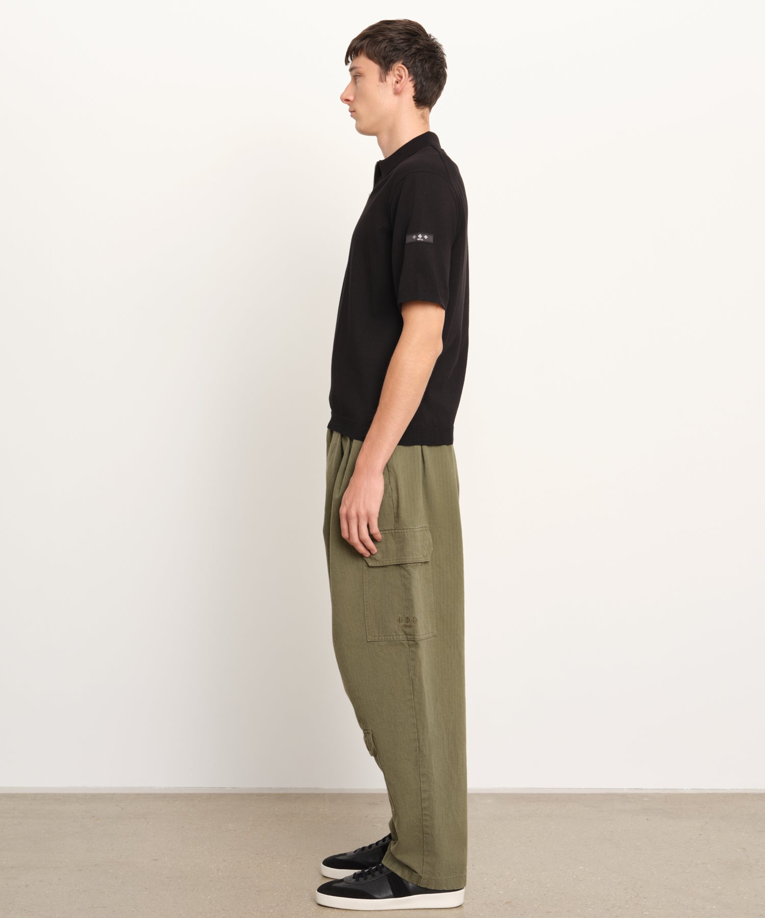 Il modello è alto 189 cm e indossa una taglia 3 in NERO.