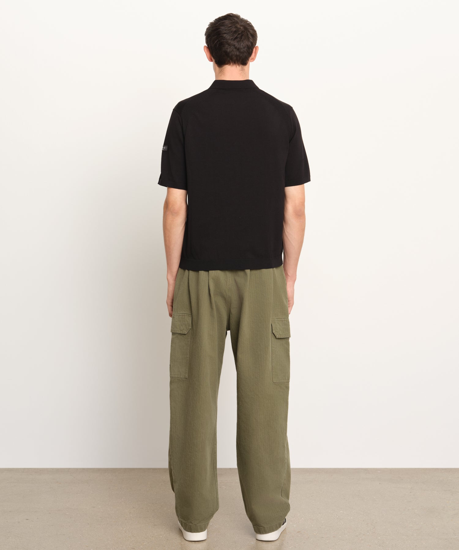 Il modello è alto 189 cm e indossa una taglia 3 in NERO.